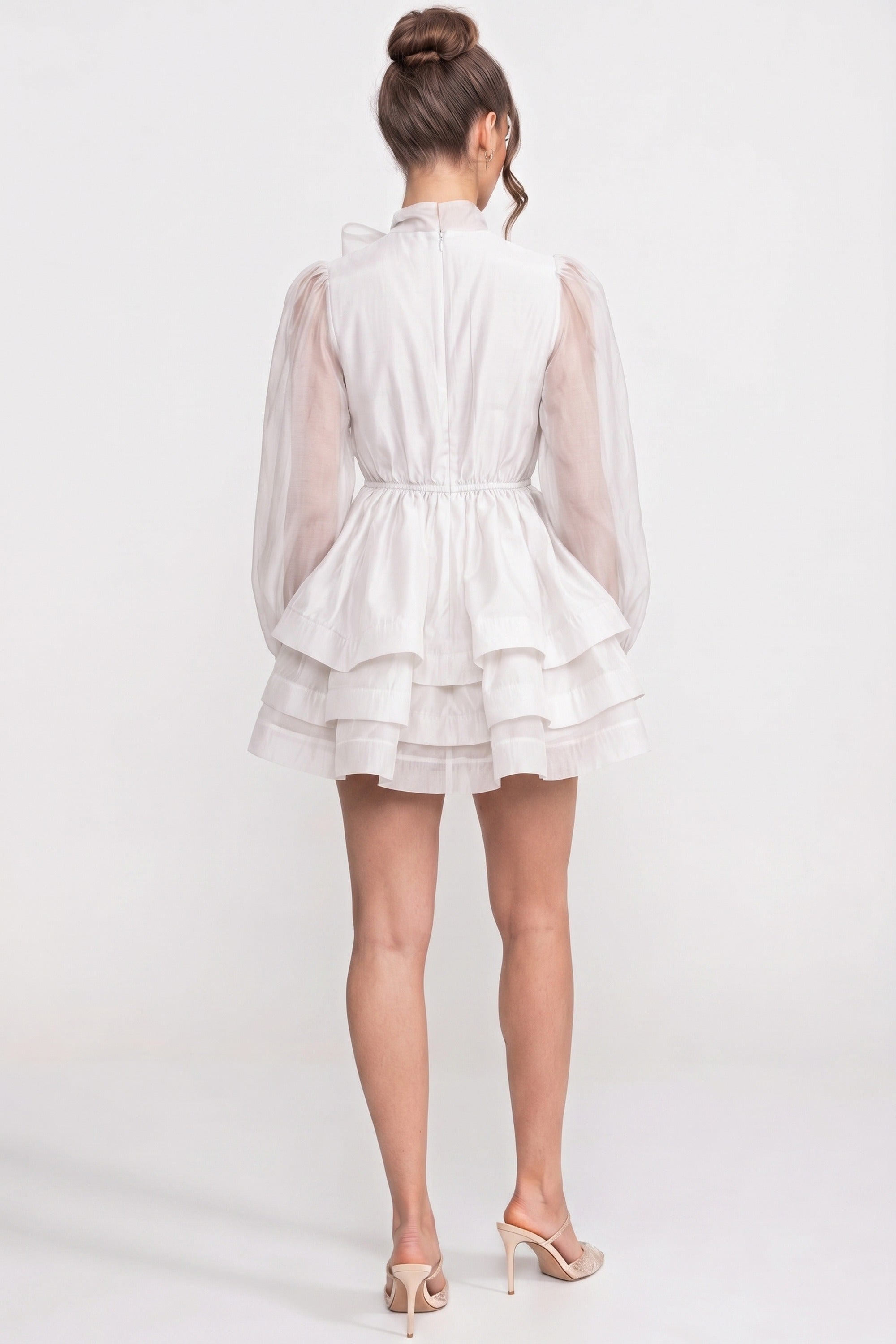 Robe mini à col montant et manches bouffantes avec jupe à volants superposés et nœud - Blanc