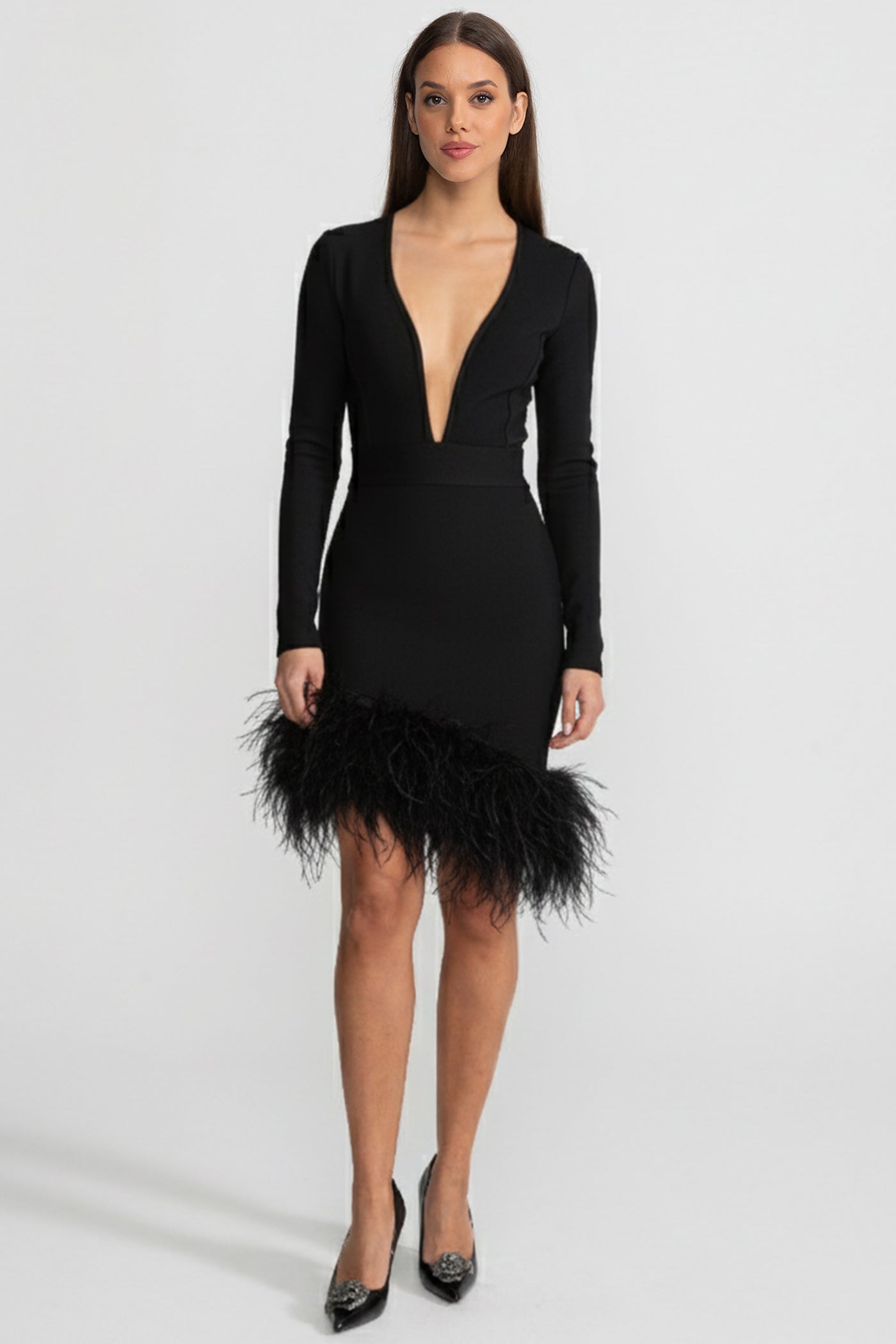 Robe courte à plumes avec décolleté plongeant – Noir