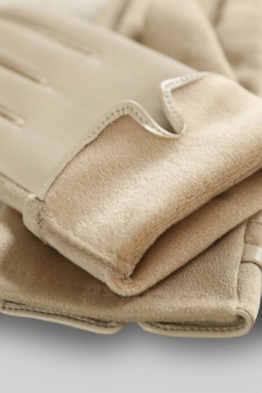 Gants en cuir vegan et daim avec détail boucle dorée - Beige