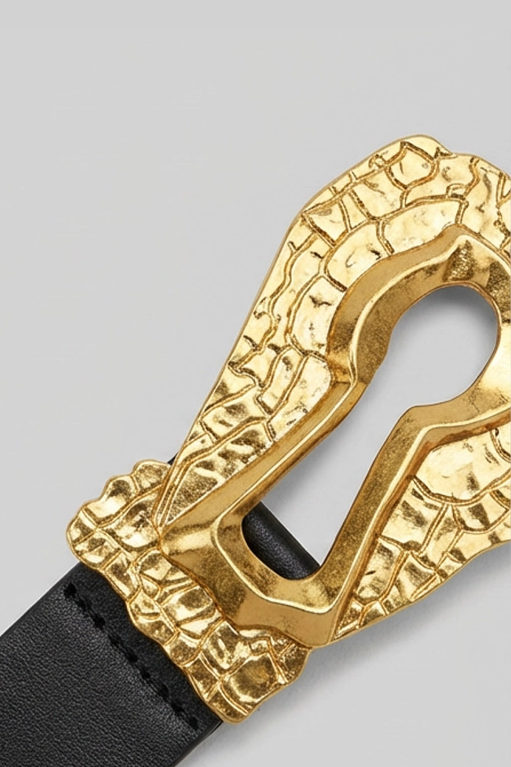 Ceinture avec boucle sculpturale martelée en forme de serrure – Noir