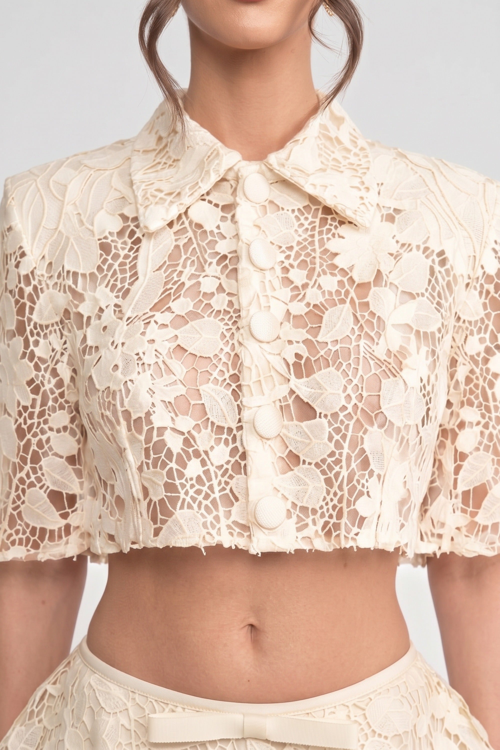 Ensemble coordonné en dentelle avec cape à boutons et mini-jupe à nœud - Blanc