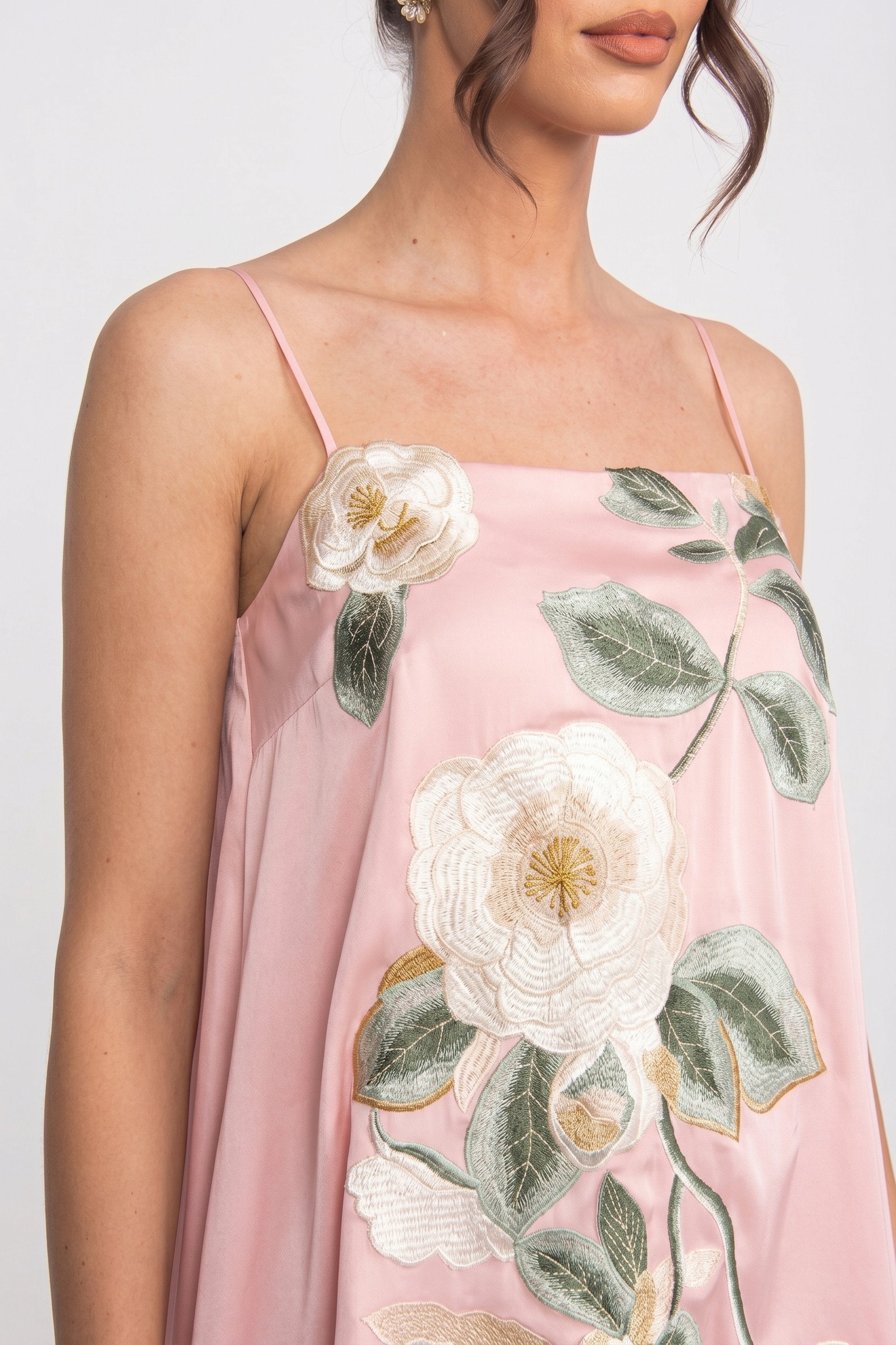 Robe mini à bretelles spaghetti avec appliqué floral 3D et jupe trapèze - Rose