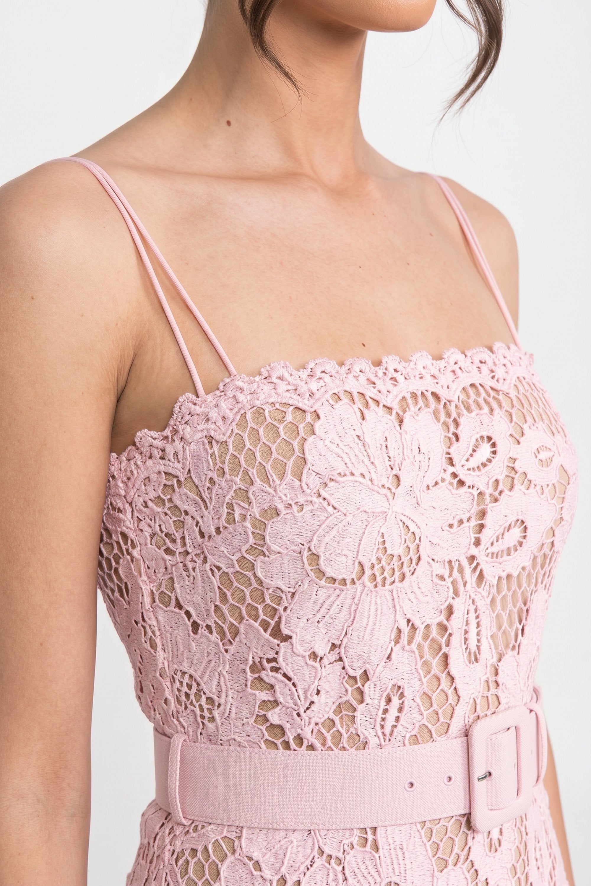 Robe midi en dentelle avec taille ceinturée et ourlet à volants - Rose
