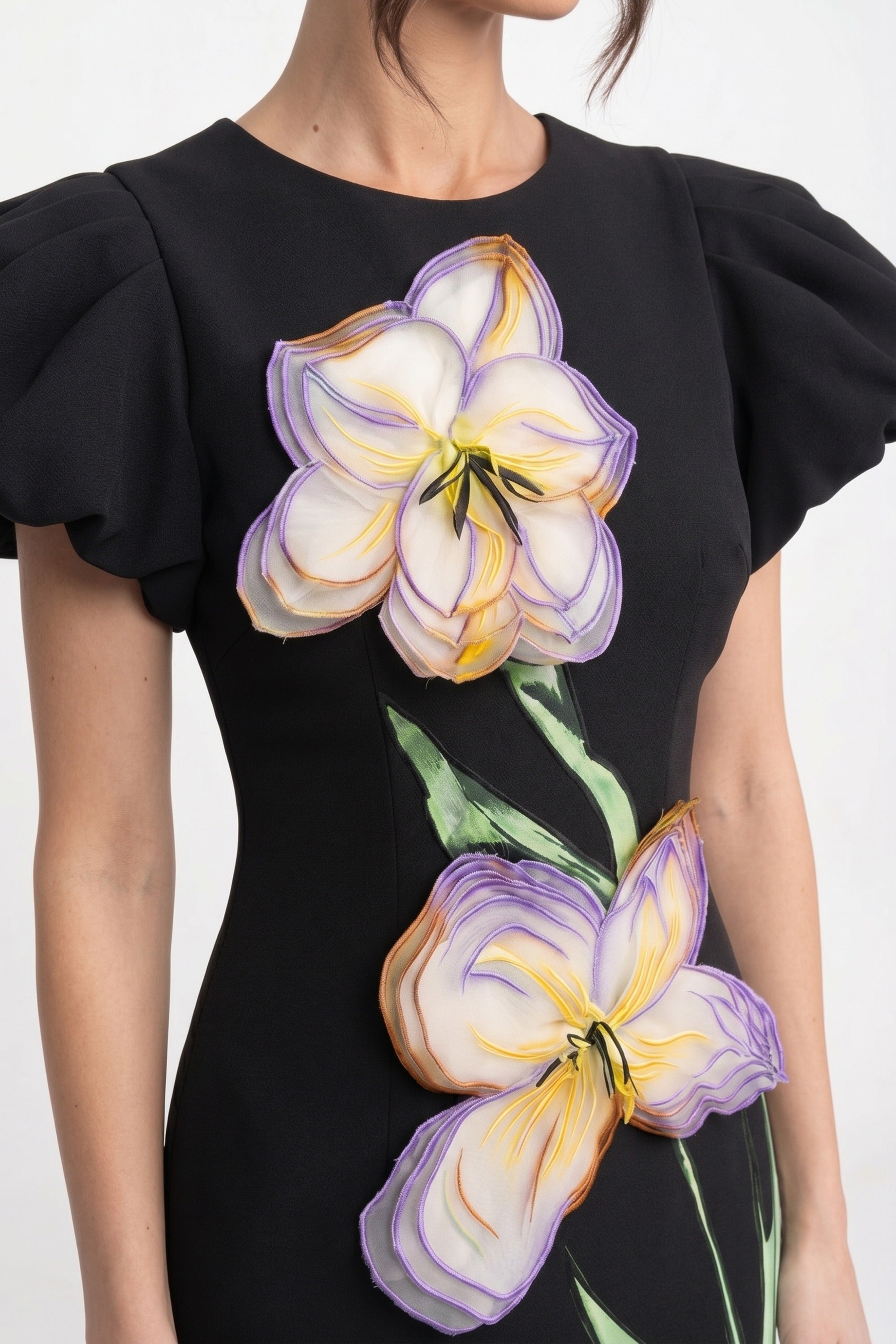 Robe longue structurée à épaules marquées avec appliqué floral d’iris 3D - Noir