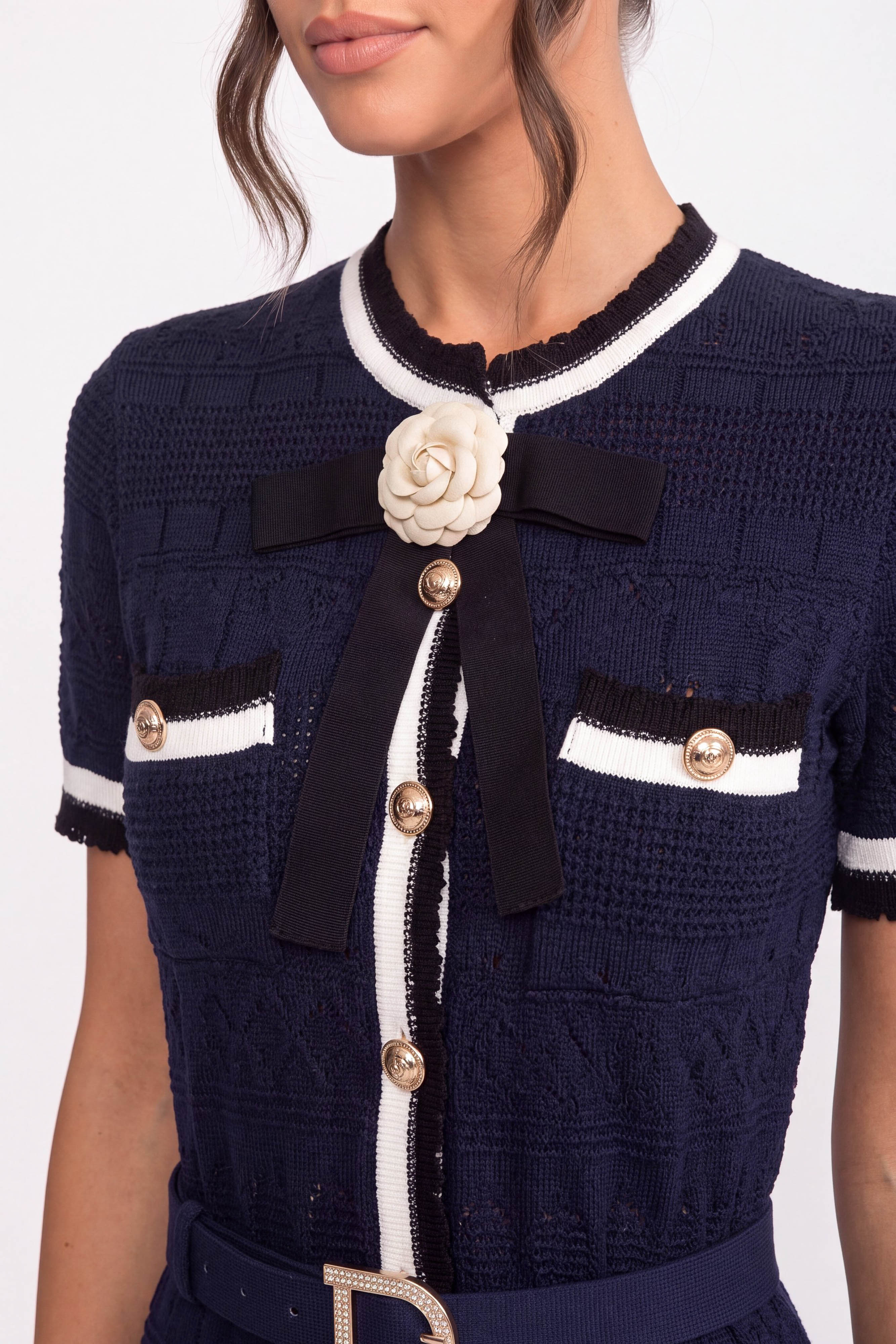 Robe mi-longue en maille avec passepoil blanc et ceinture à boucle dorée - Marine