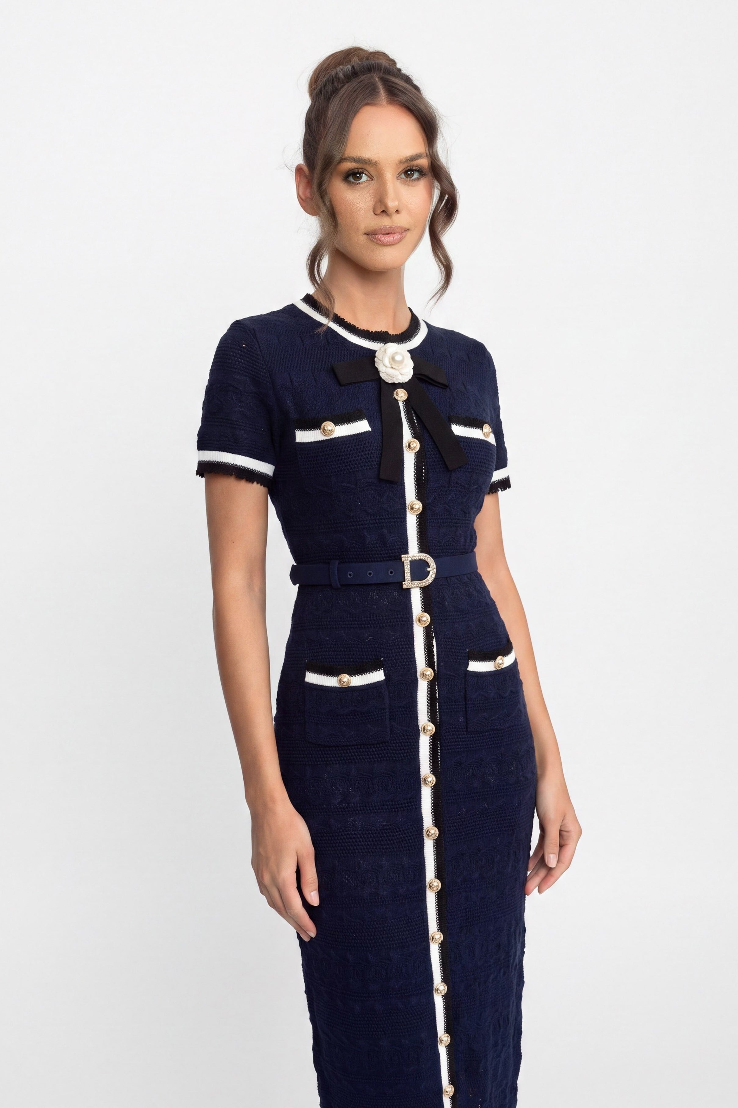 Robe mi-longue en maille avec passepoil blanc et ceinture à boucle dorée - Marine