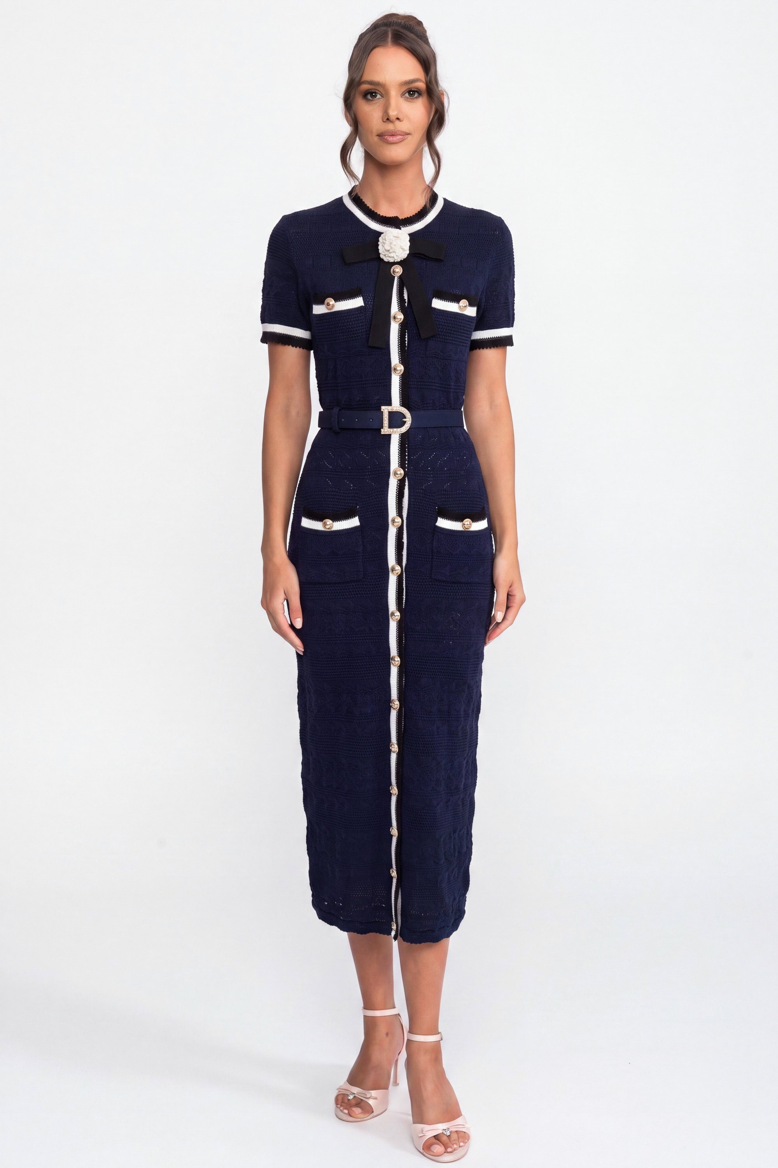 Robe mi-longue en maille avec passepoil blanc et ceinture à boucle dorée - Marine