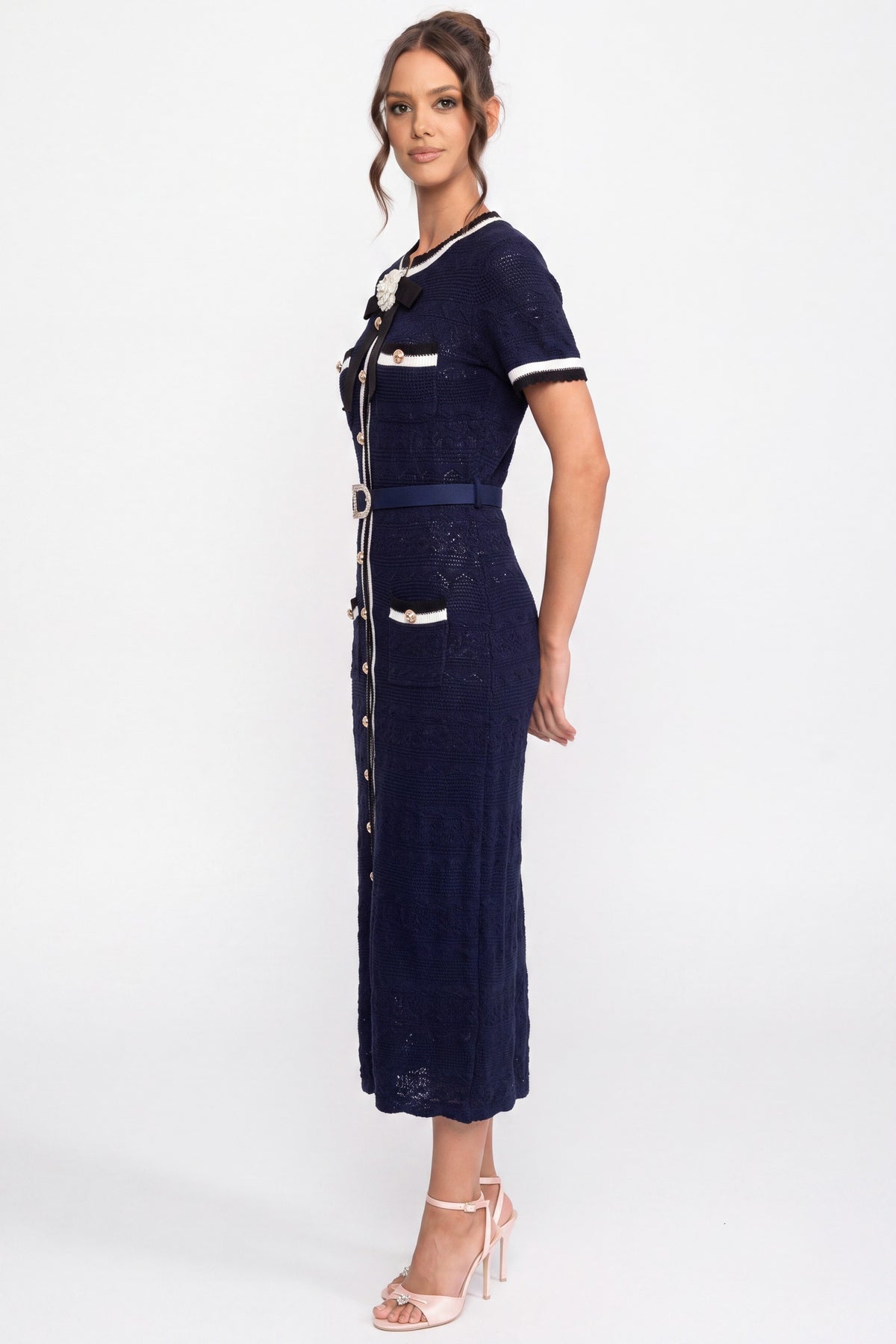 Robe mi-longue en maille avec passepoil blanc et ceinture à boucle dorée - Marine