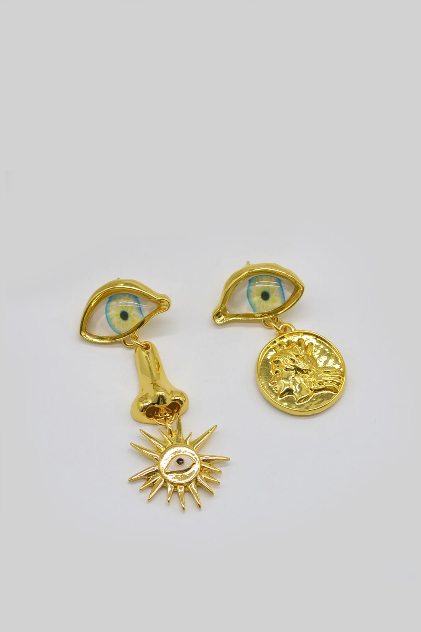 Boucles d'oreilles pendantes Statement avec motif œil et breloques symboliques – Or