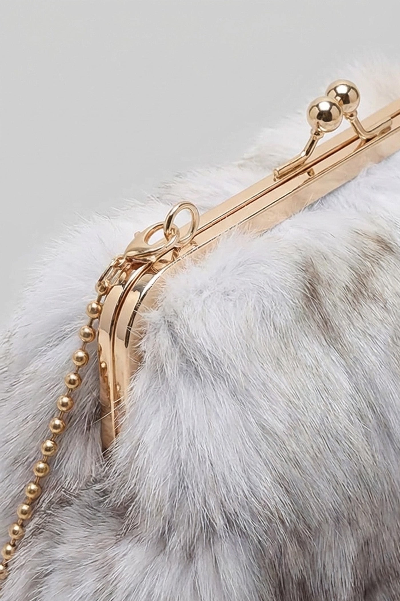 Pochette en fausse fourrure avec fermeture à fermoir kiss-lock – Kaki