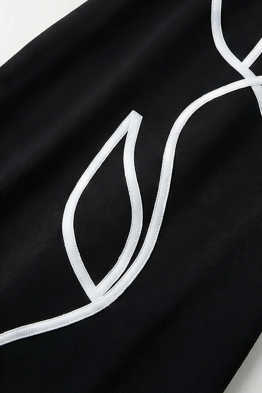 Robe Midi Structurée avec Accent Floral Sculpté – Noir