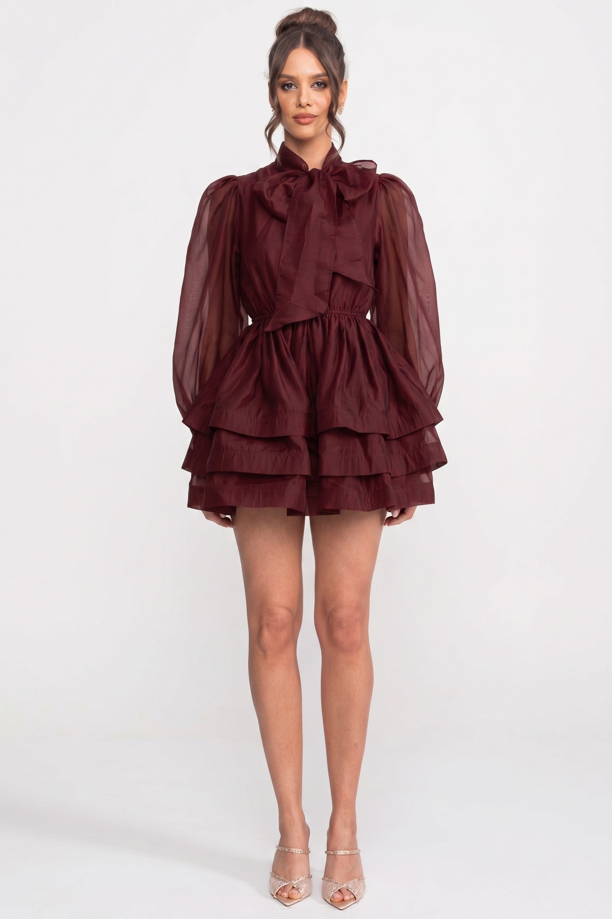 Robe mini à col montant avec manches bouffantes, jupe à volants à étages et nœud - Wine