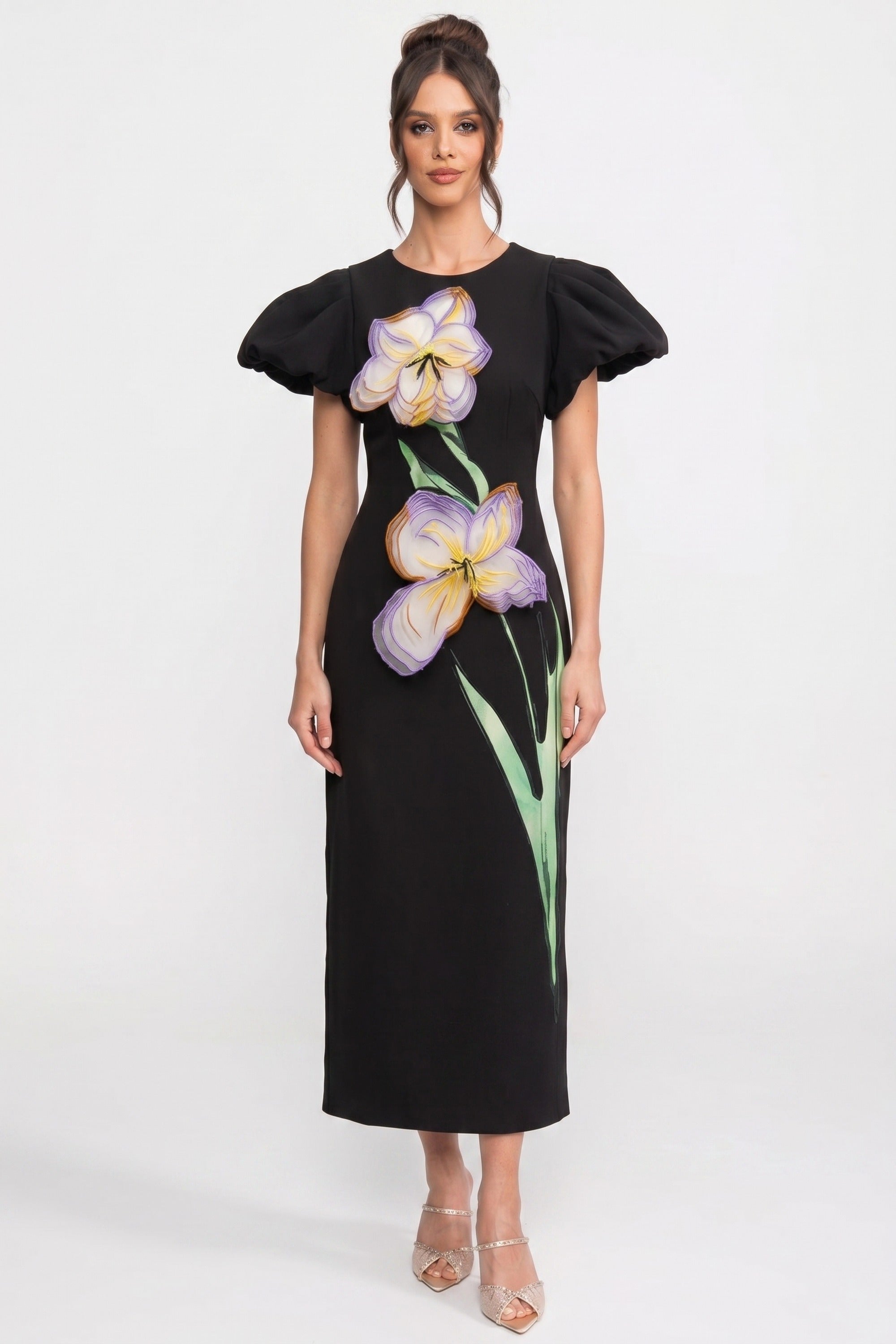 Robe longue structurée à épaules marquées avec appliqué floral d’iris 3D - Noir