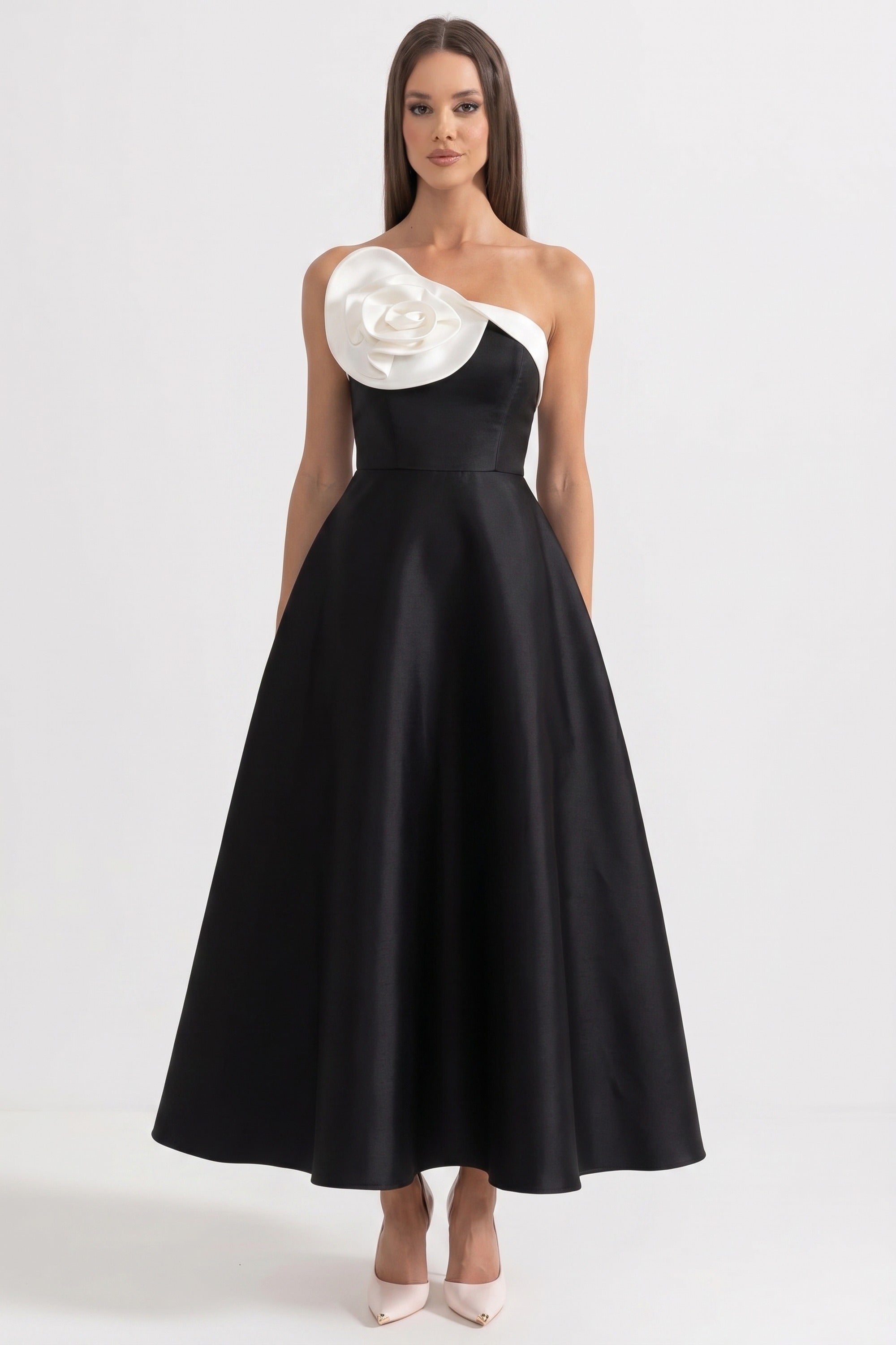 Robe de bal à une seule épaule avec rose 3D oversize et jupe ample - Noir