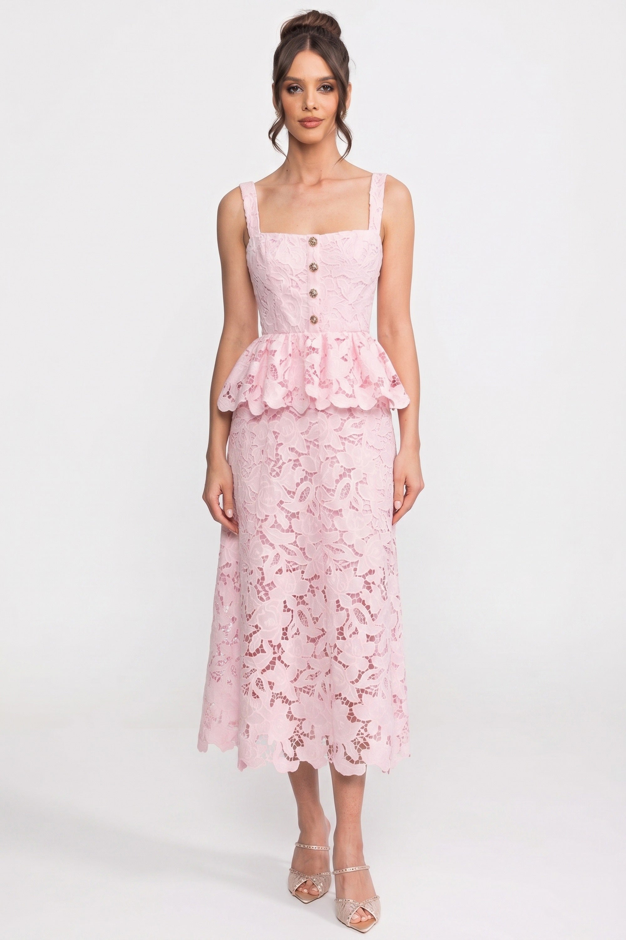 Robe sans manches en dentelle avec peplum, jupe midi et boutons dorés - Rose