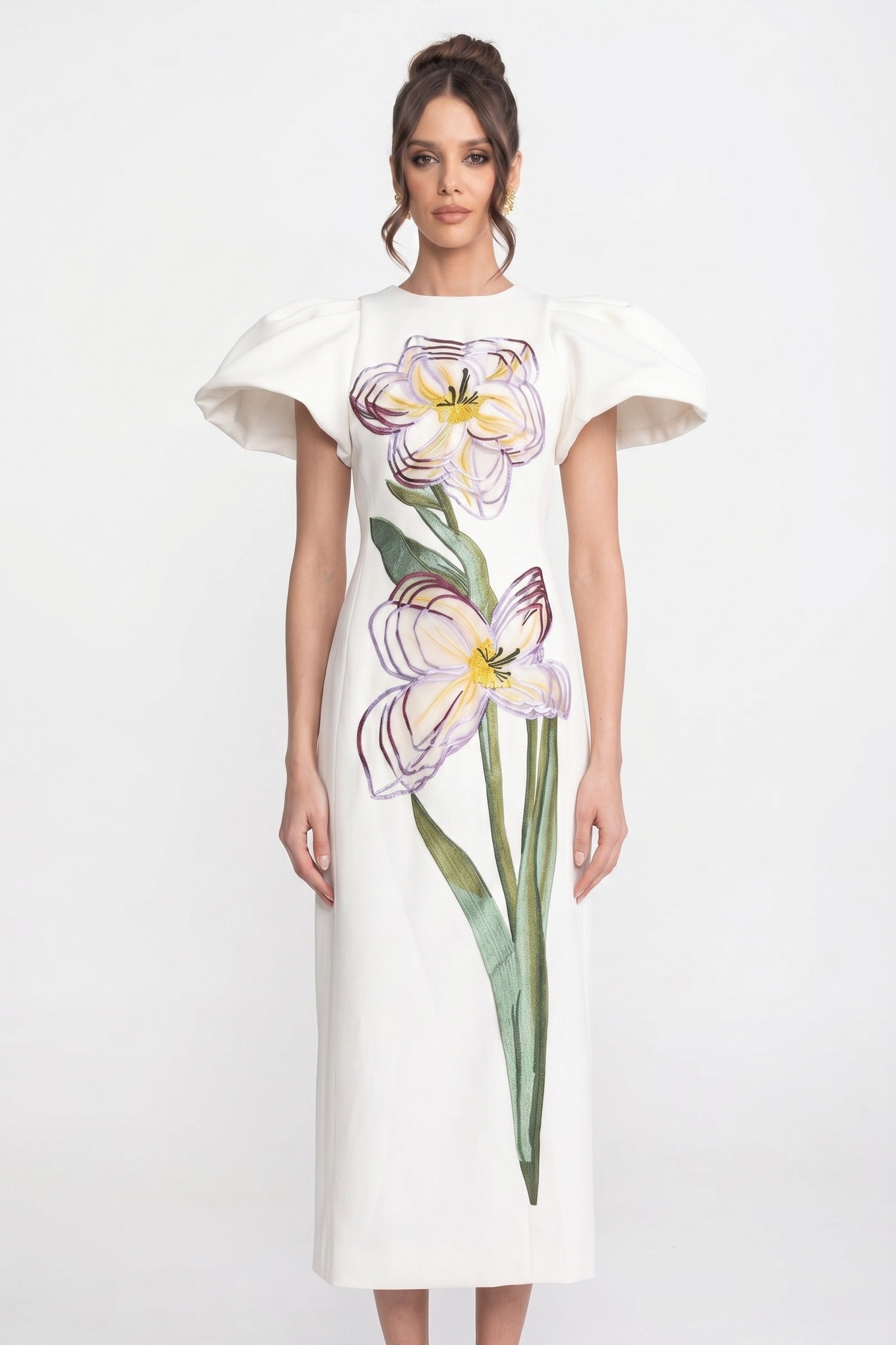 Robe longue structurée à épaules marquées avec appliqué floral iris en 3D - Blanc