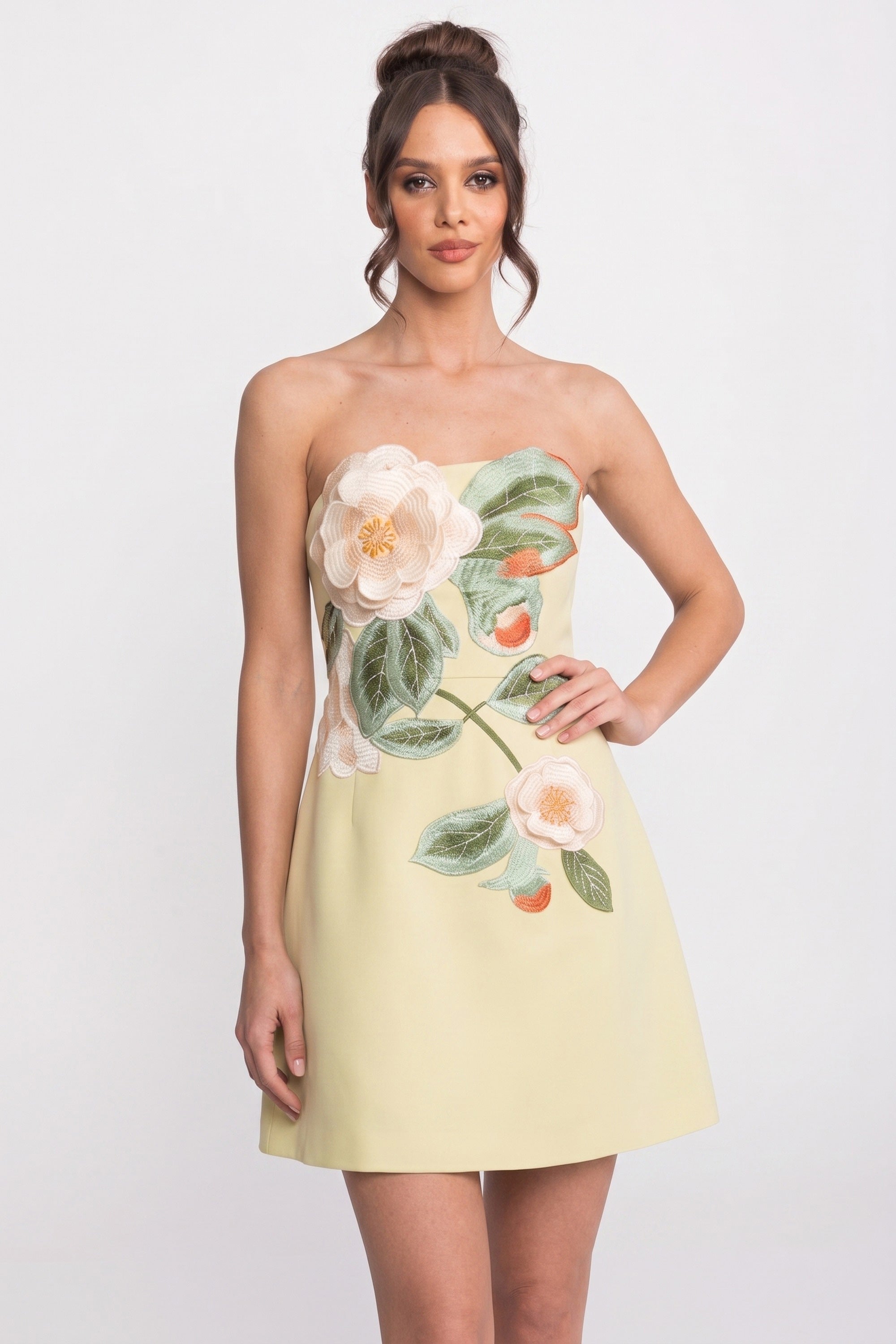 Robe mini bustier avec applique florale camélia 3D - Jaune