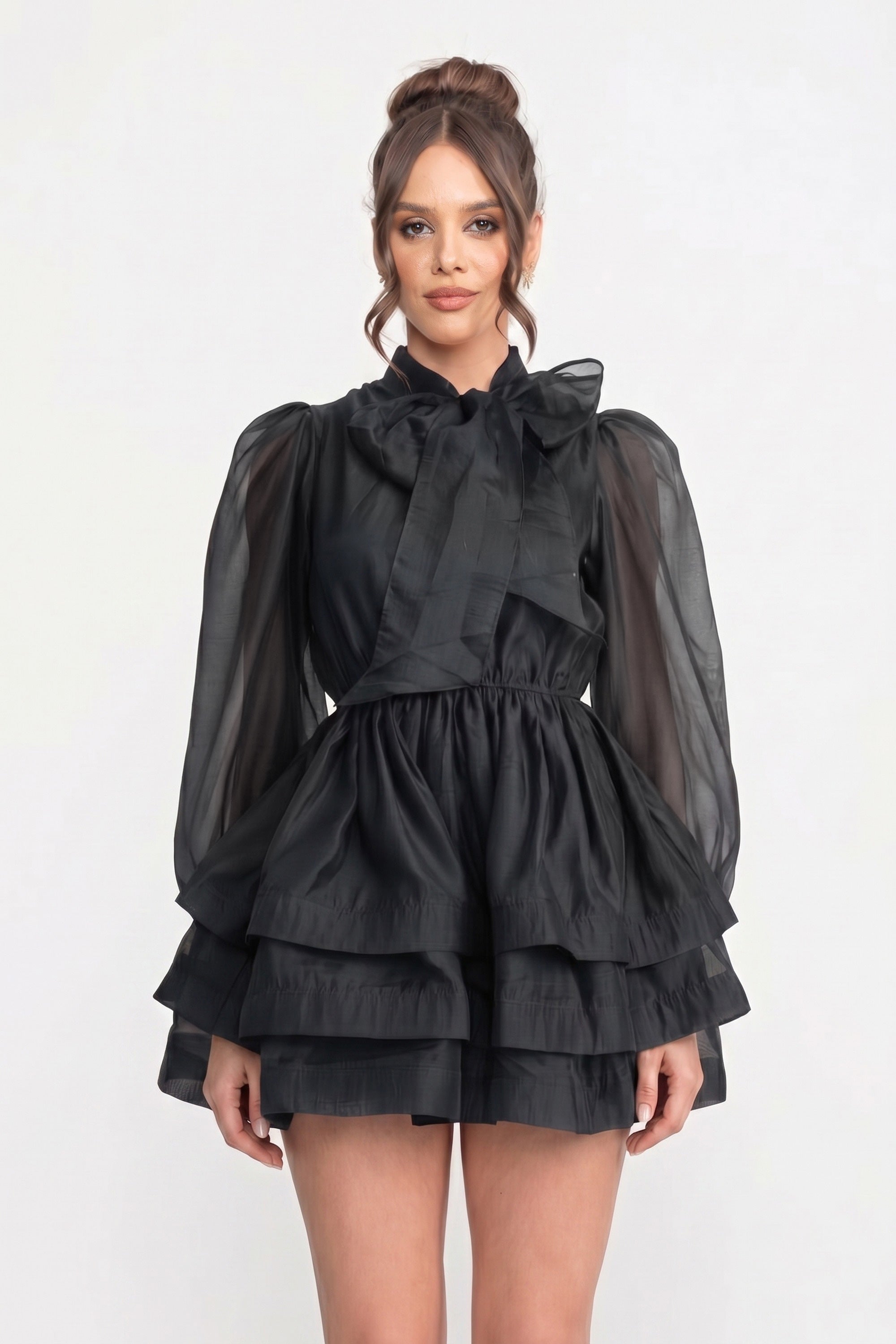 Mini-robe noire à col montant, manches bouffantes, jupe à volants superposés et nœud