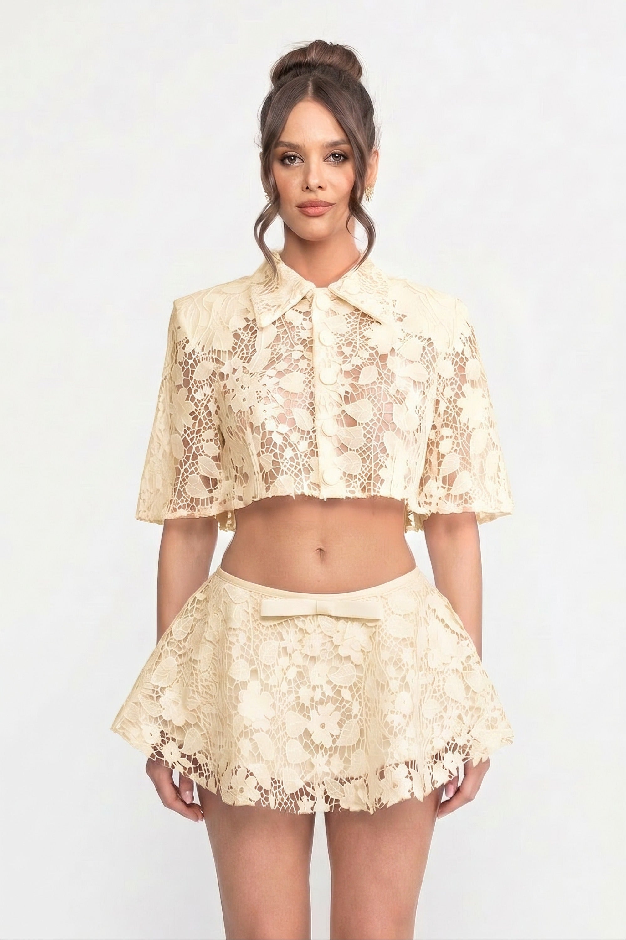 Ensemble coordonné en dentelle avec cape à boutons et mini-jupe à nœud - Blanc