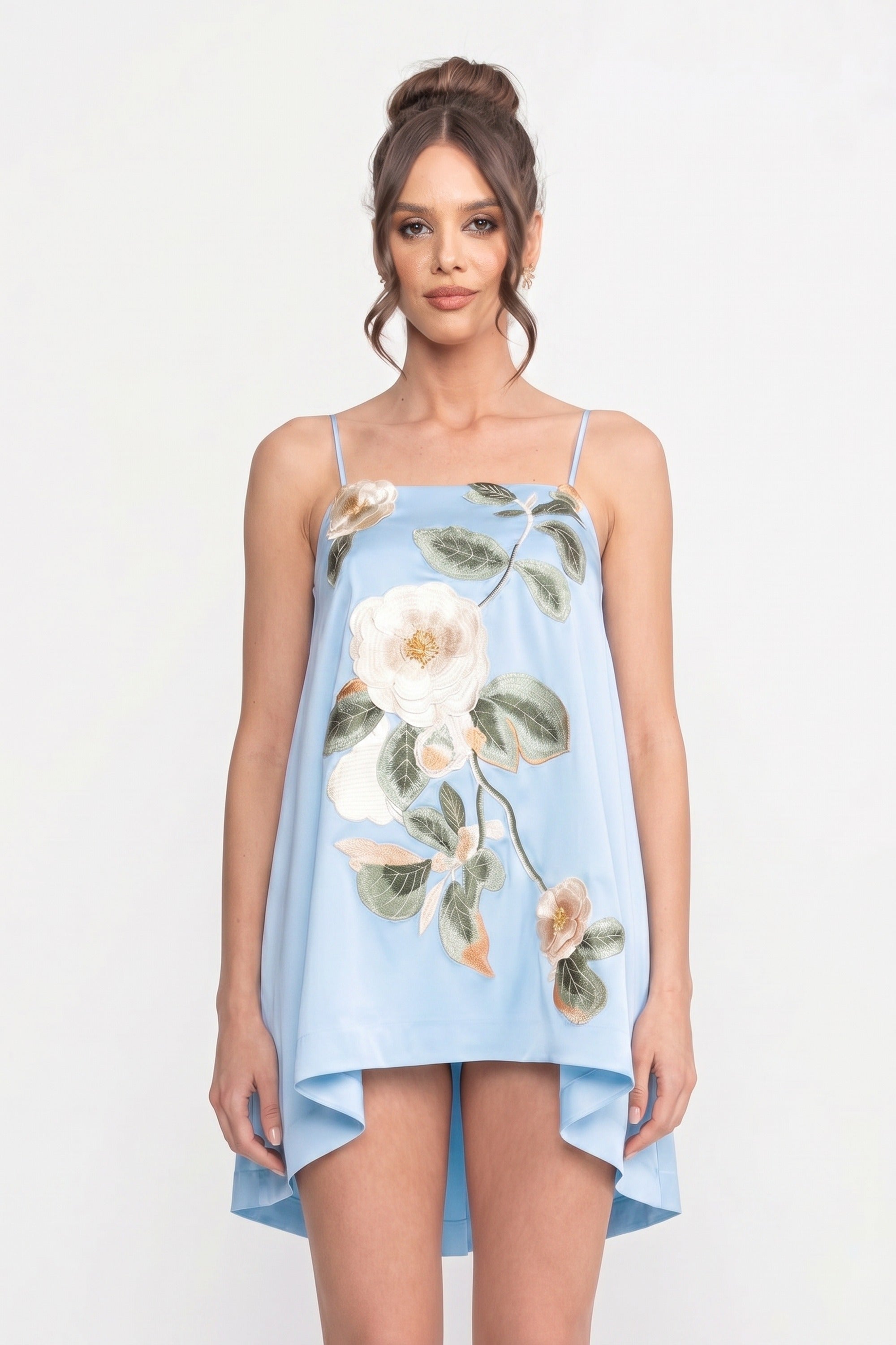 Robe mini à fines bretelles avec appliqué floral 3D et jupe trapèze - Bleu