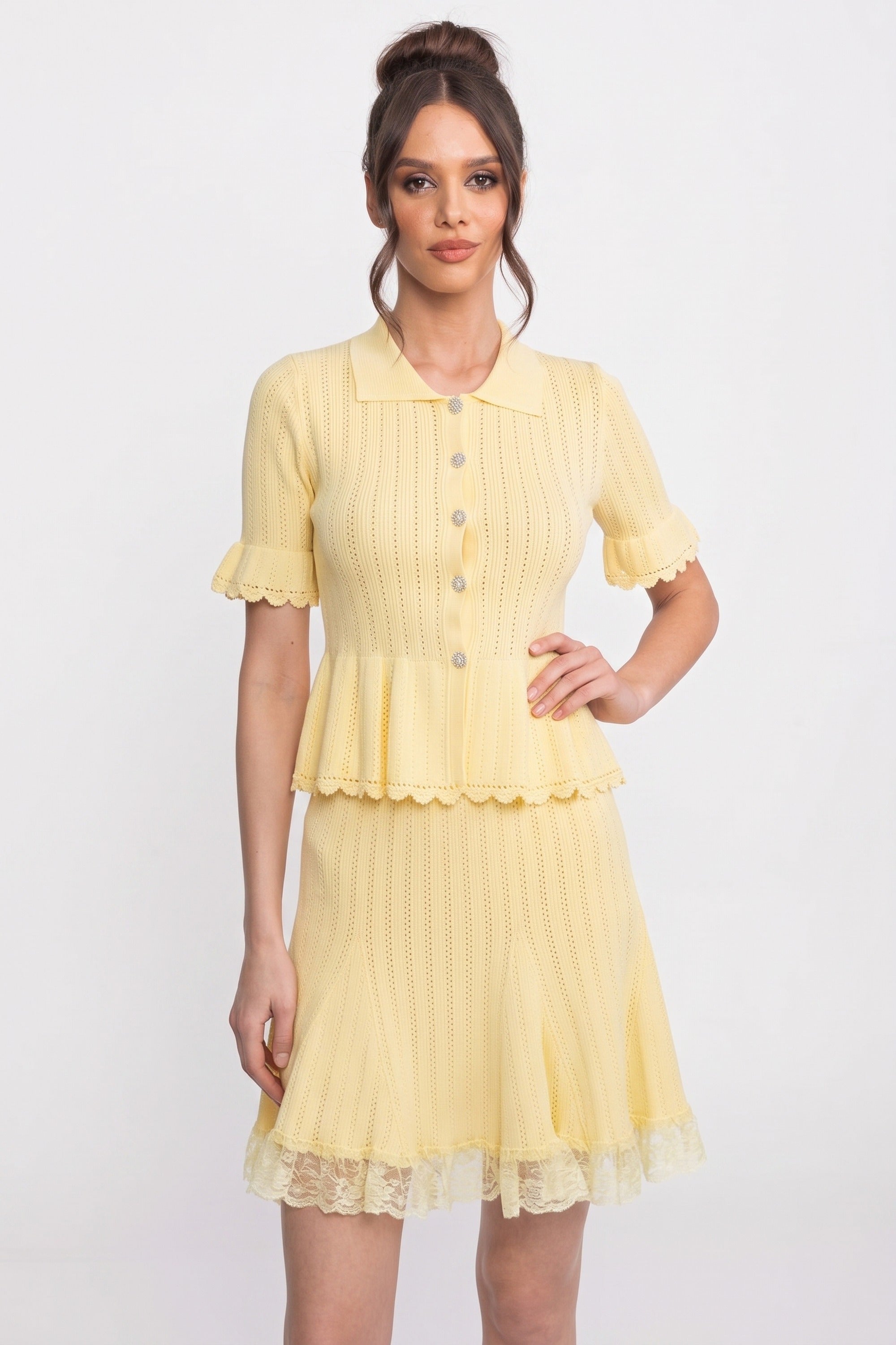 Robe mini en maille à basque avec col Peter Pan et ourlet en dentelle - Jaune