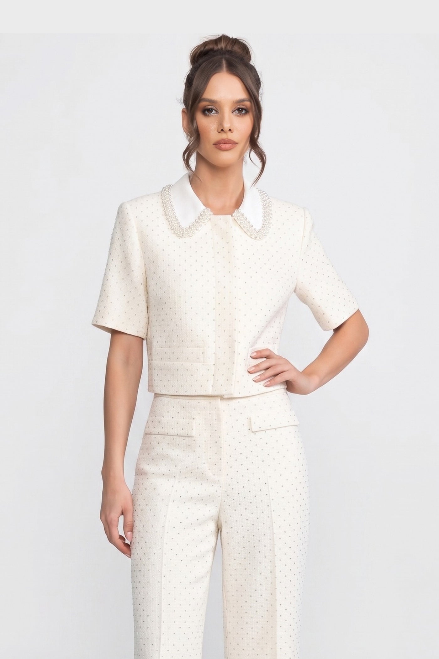 Veste courte en tweed ornée à manches courtes avec col en cristal - Ivoire