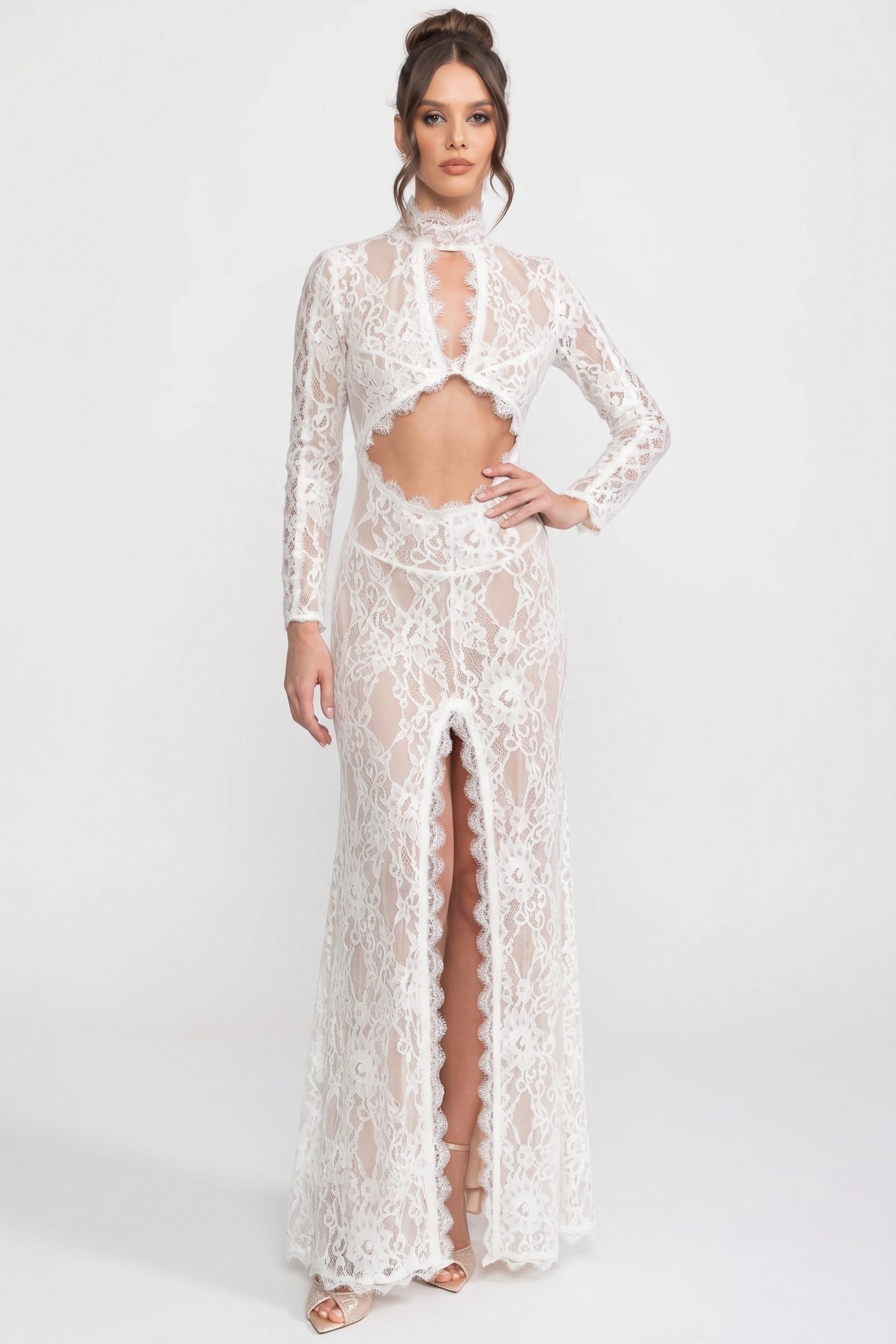Robe élégante en dentelle avec col montant, découpe frontale et fente - blanc
