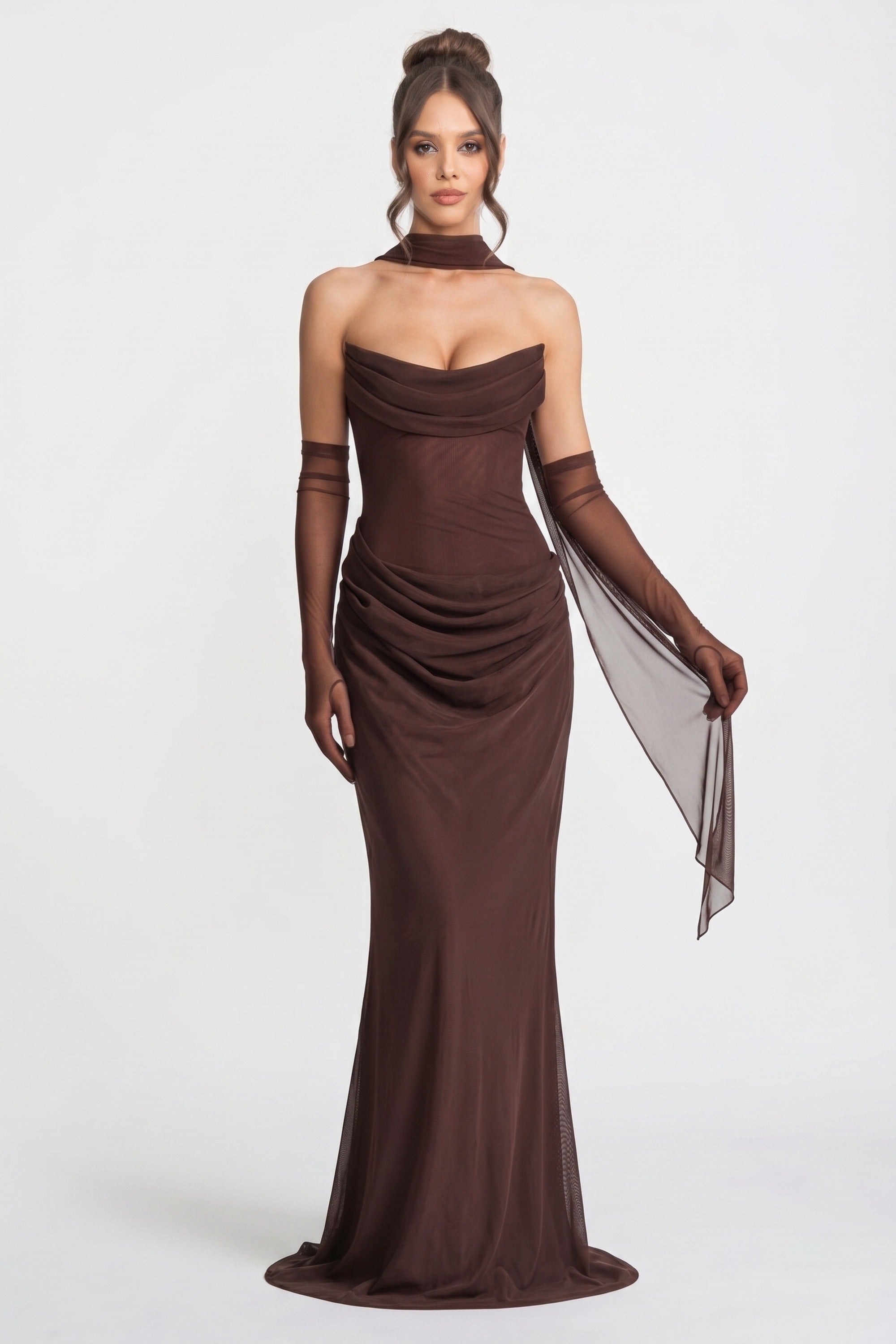 Robe longue drapée sans bretelles avec encolure bénitier et écharpe transparente - Marron