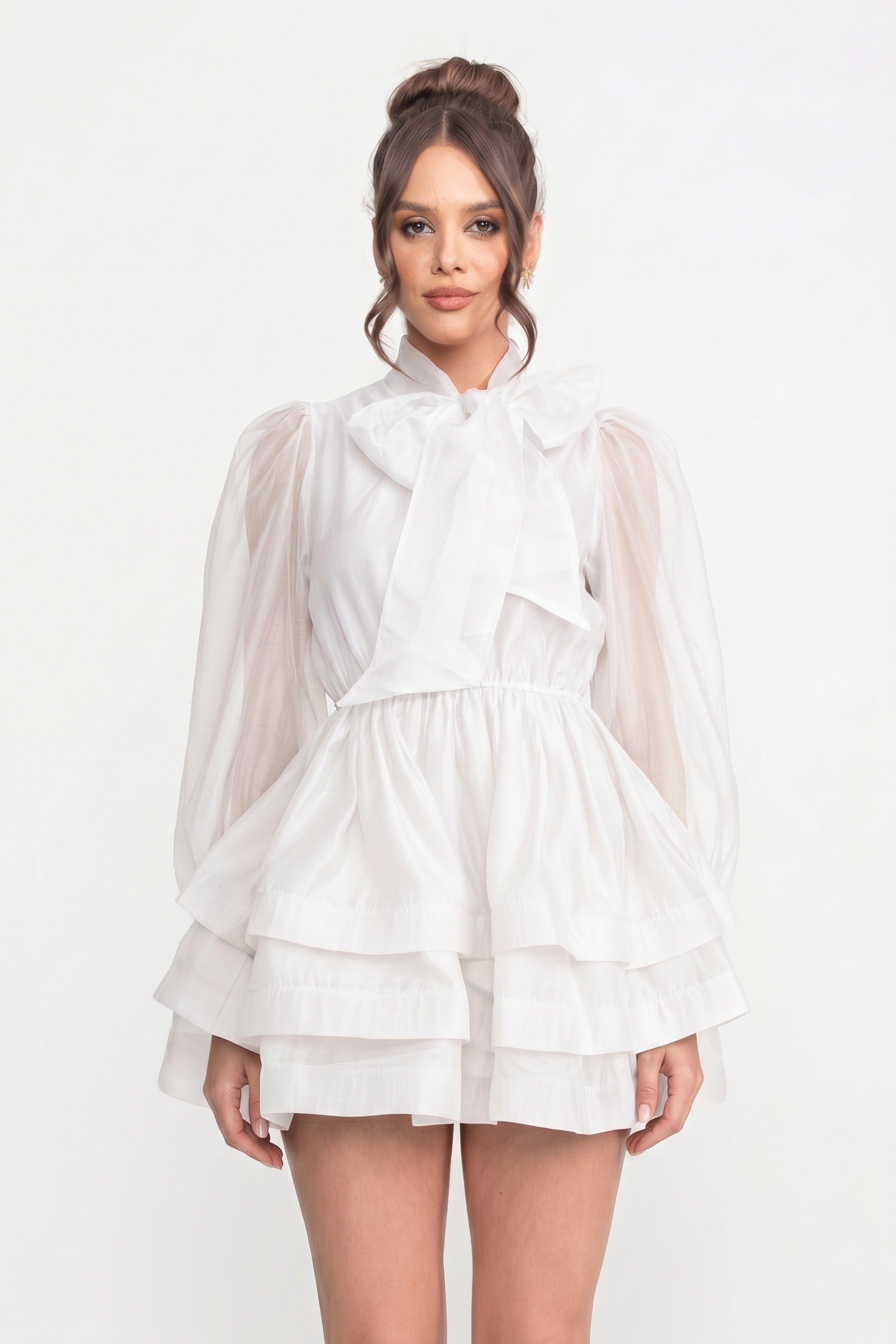 Robe mini à col montant et manches bouffantes avec jupe à volants superposés et nœud - Blanc