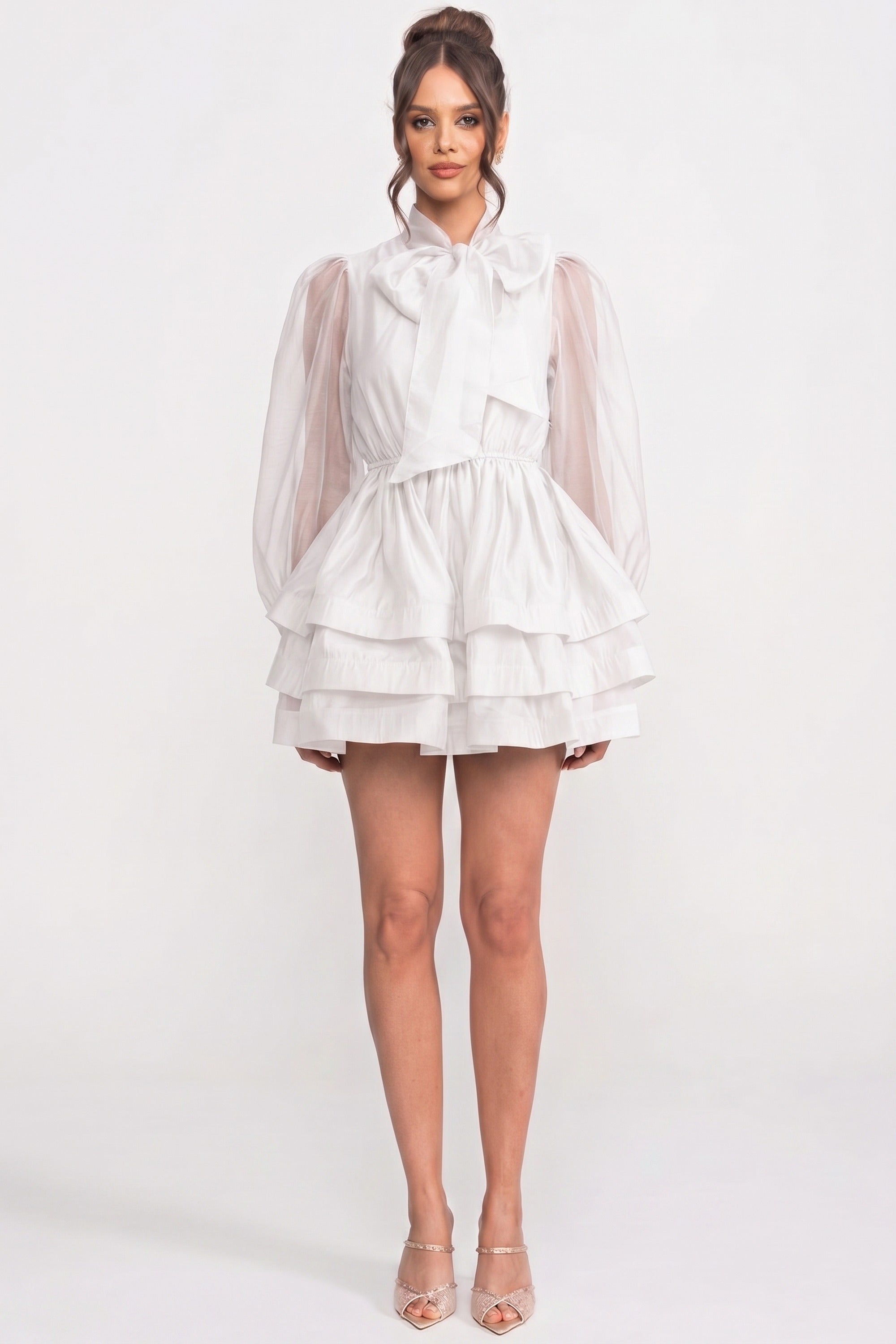 Robe mini à col montant et manches bouffantes avec jupe à volants superposés et nœud - Blanc
