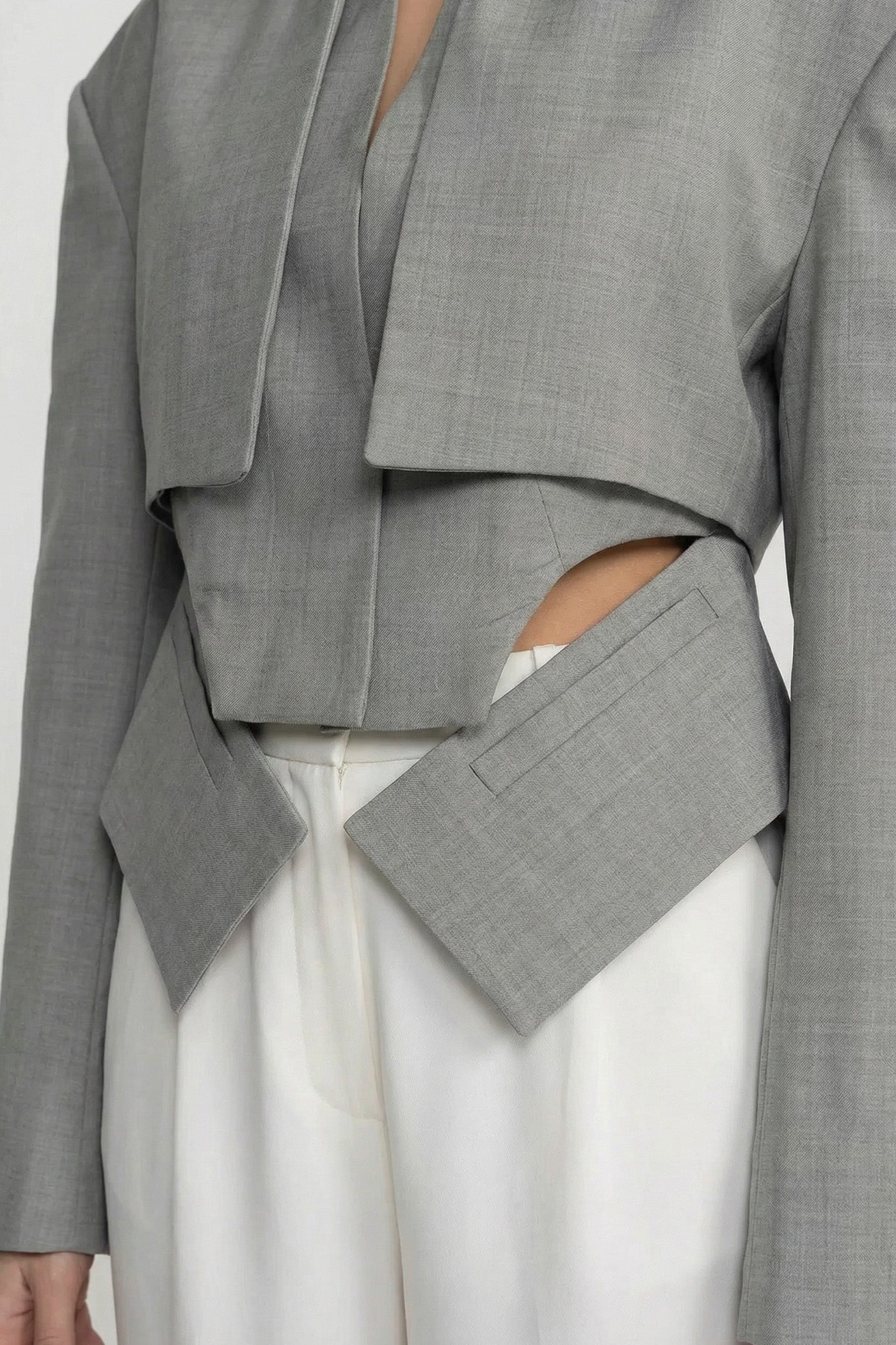Blazer court à manches longues avec détail découpé à la taille - Gris