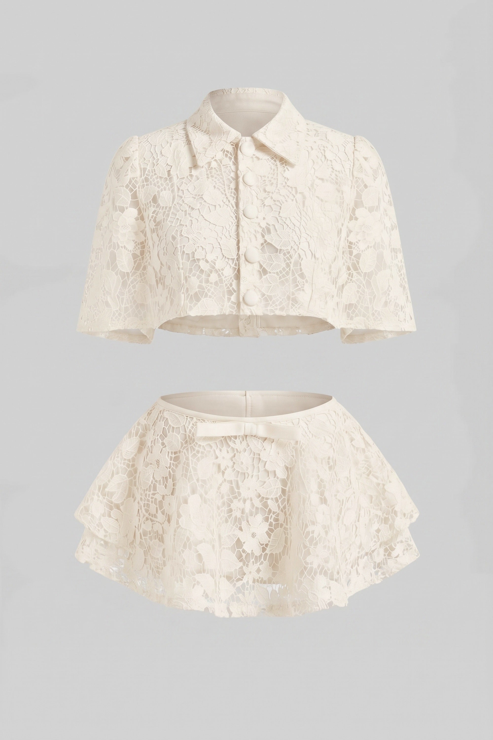 Ensemble coordonné en dentelle avec cape à boutons et mini-jupe à nœud - Blanc