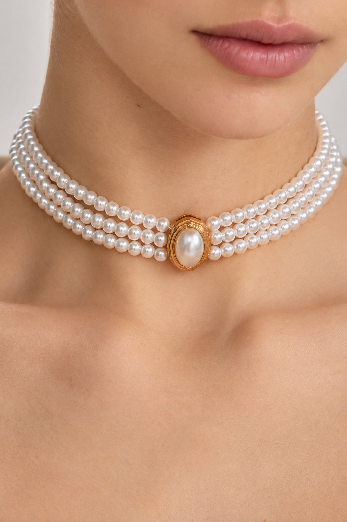 Collier ras-du-cou triple rang de perles avec fermoir camée - Blanc