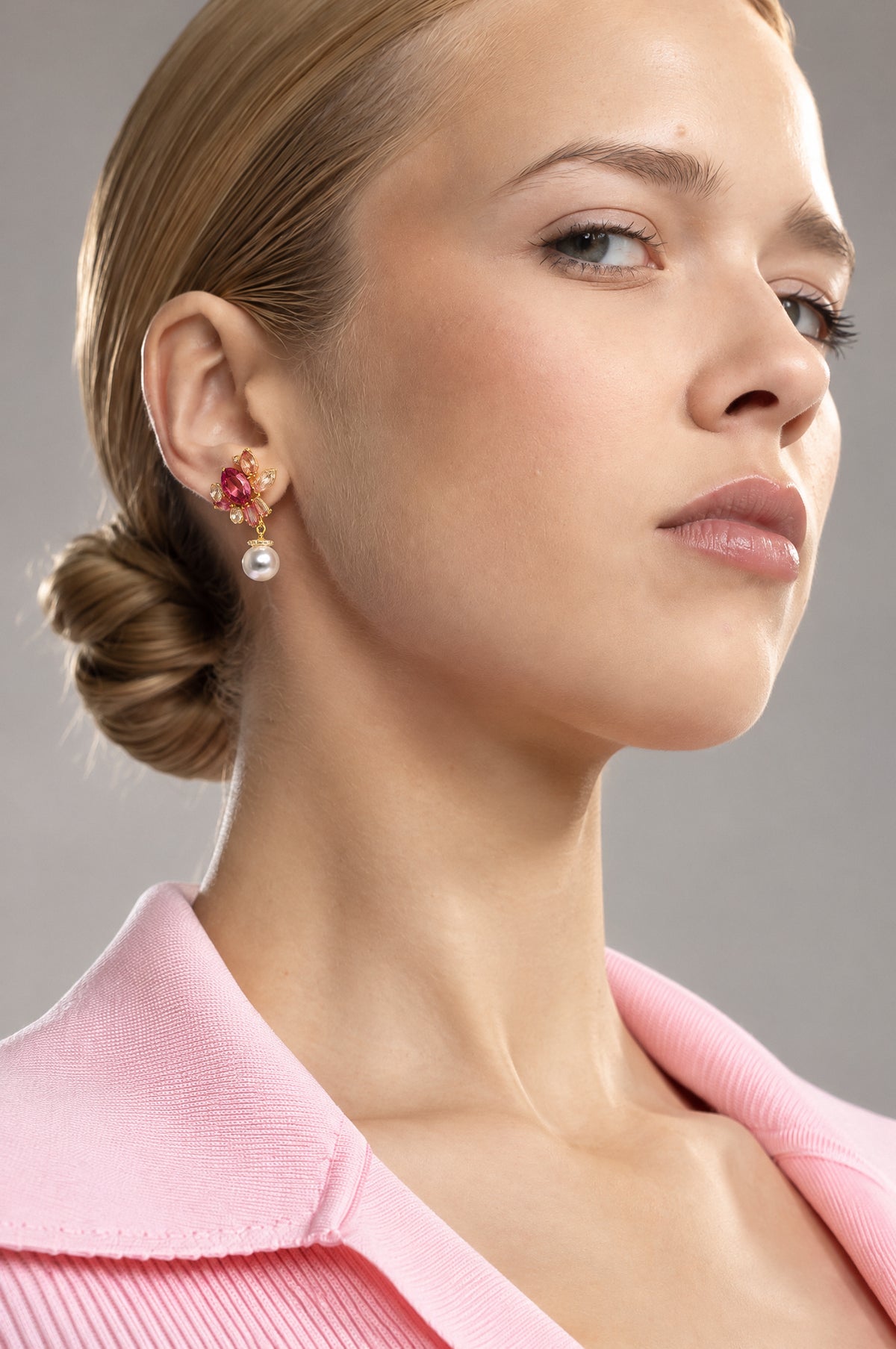 Boucles d’oreilles pendantes perle et cristal rouge - or