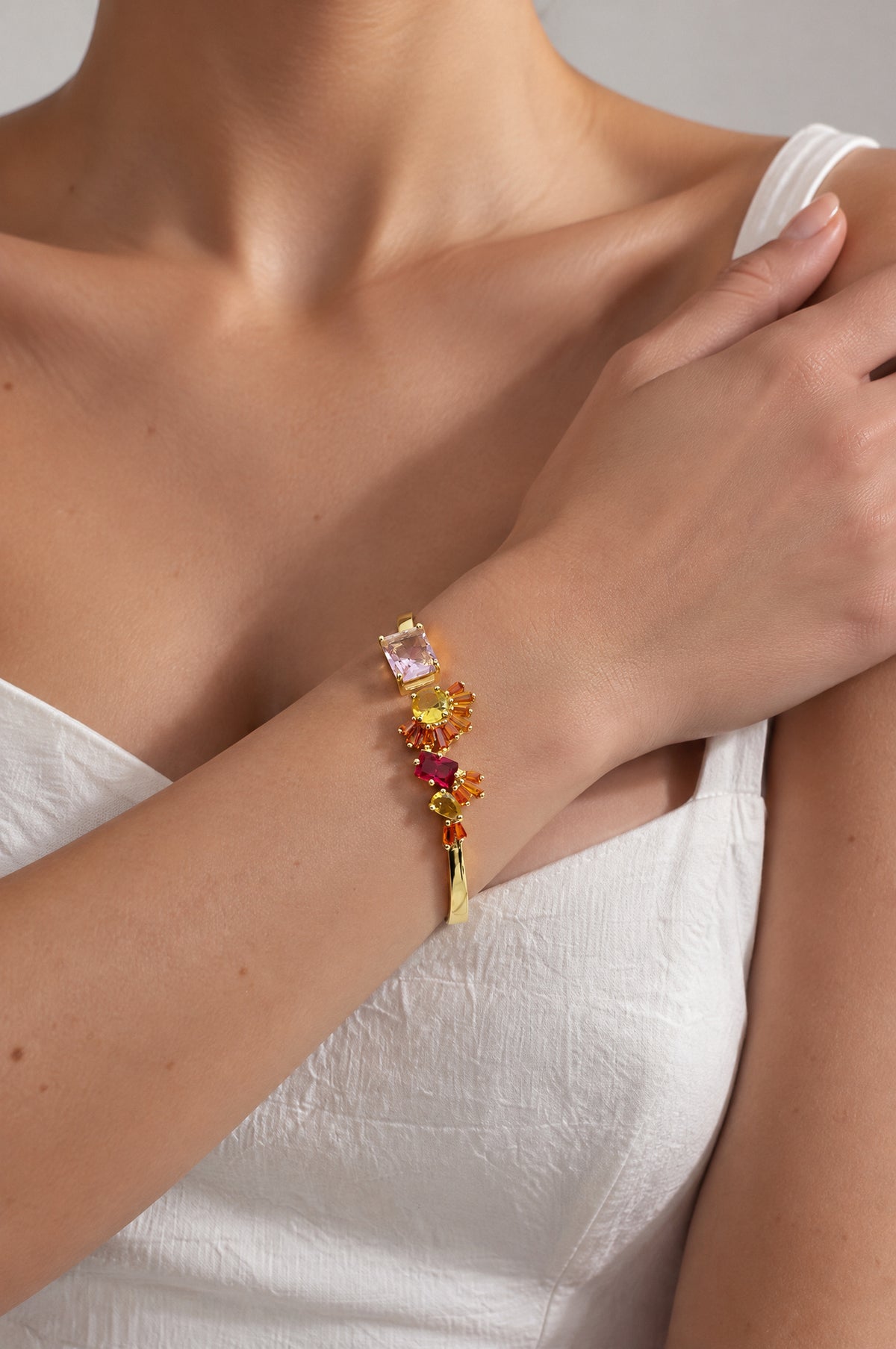 Bracelet manchette à grappes de cristaux multicolores - doré