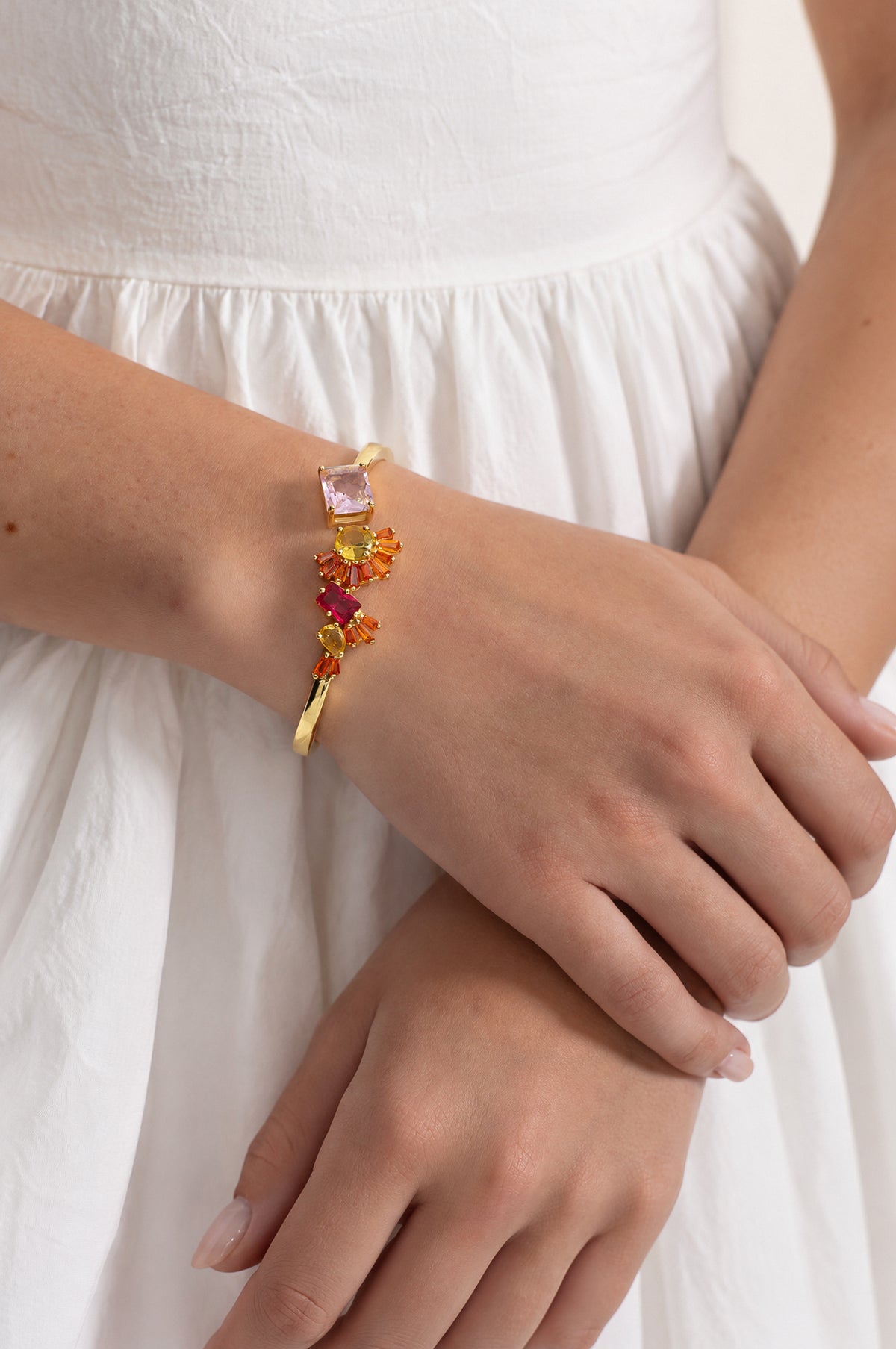 Bracelet manchette à grappes de cristaux multicolores - doré