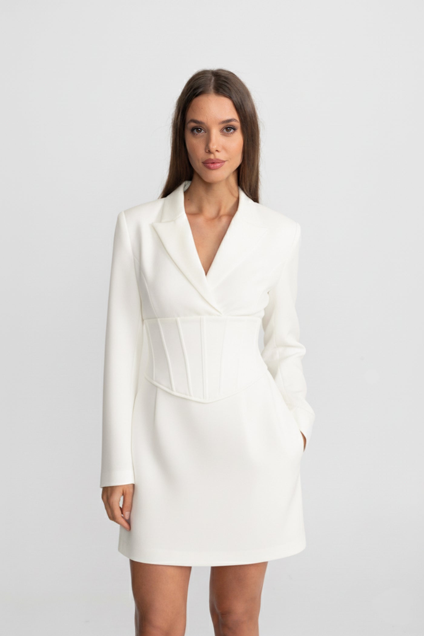 Robe blazer structurée courte avec taille corset – Ivoire