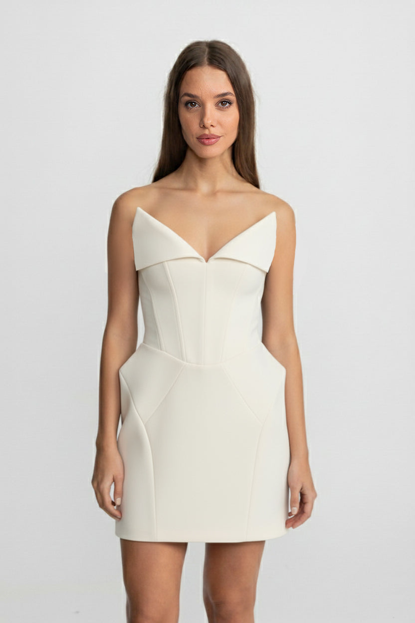 Robe courte corsetée structurée avec encolure style col plié – Blanc