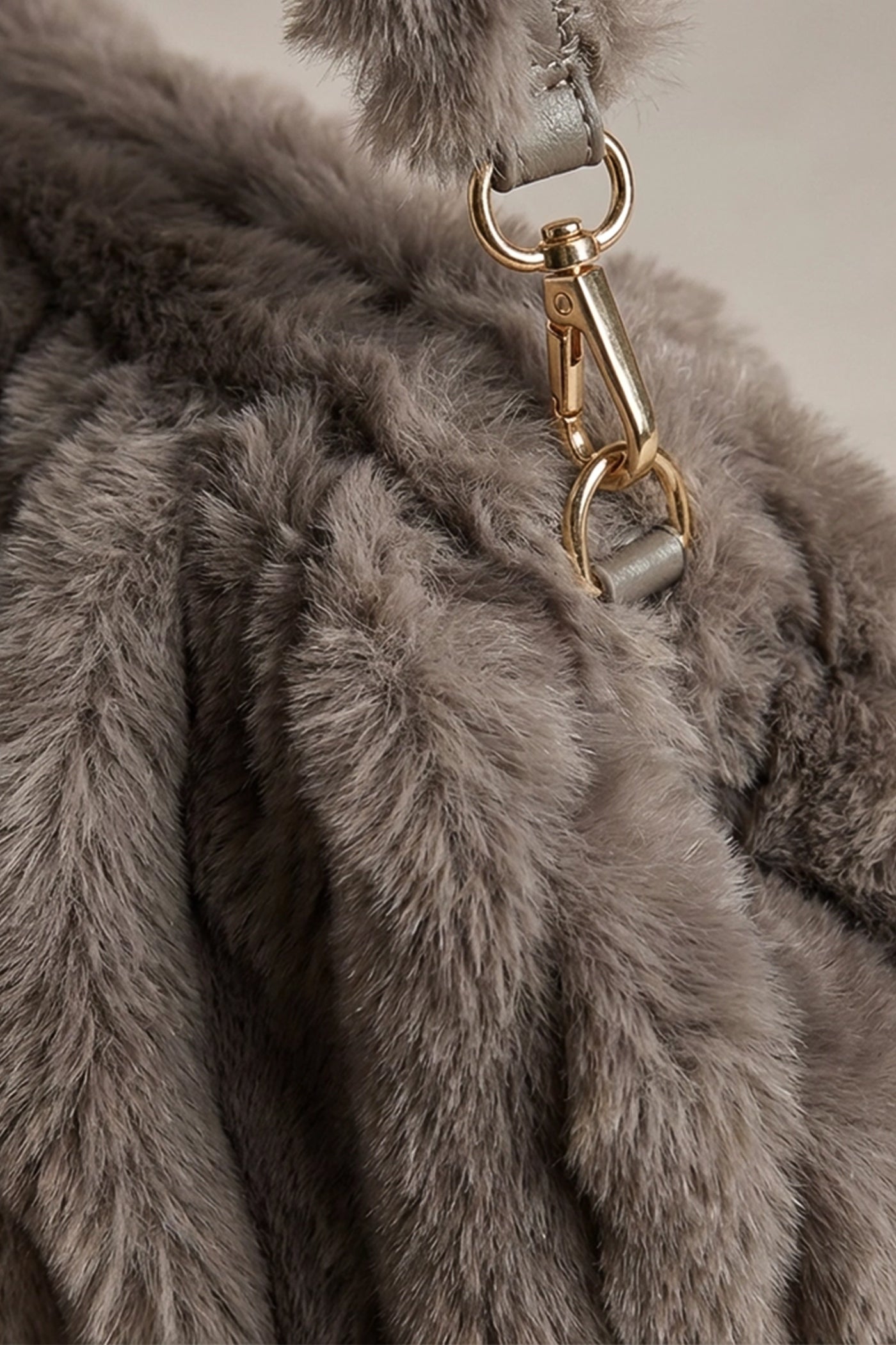 Sac épaule en fausse fourrure avec design froncé – Kaki