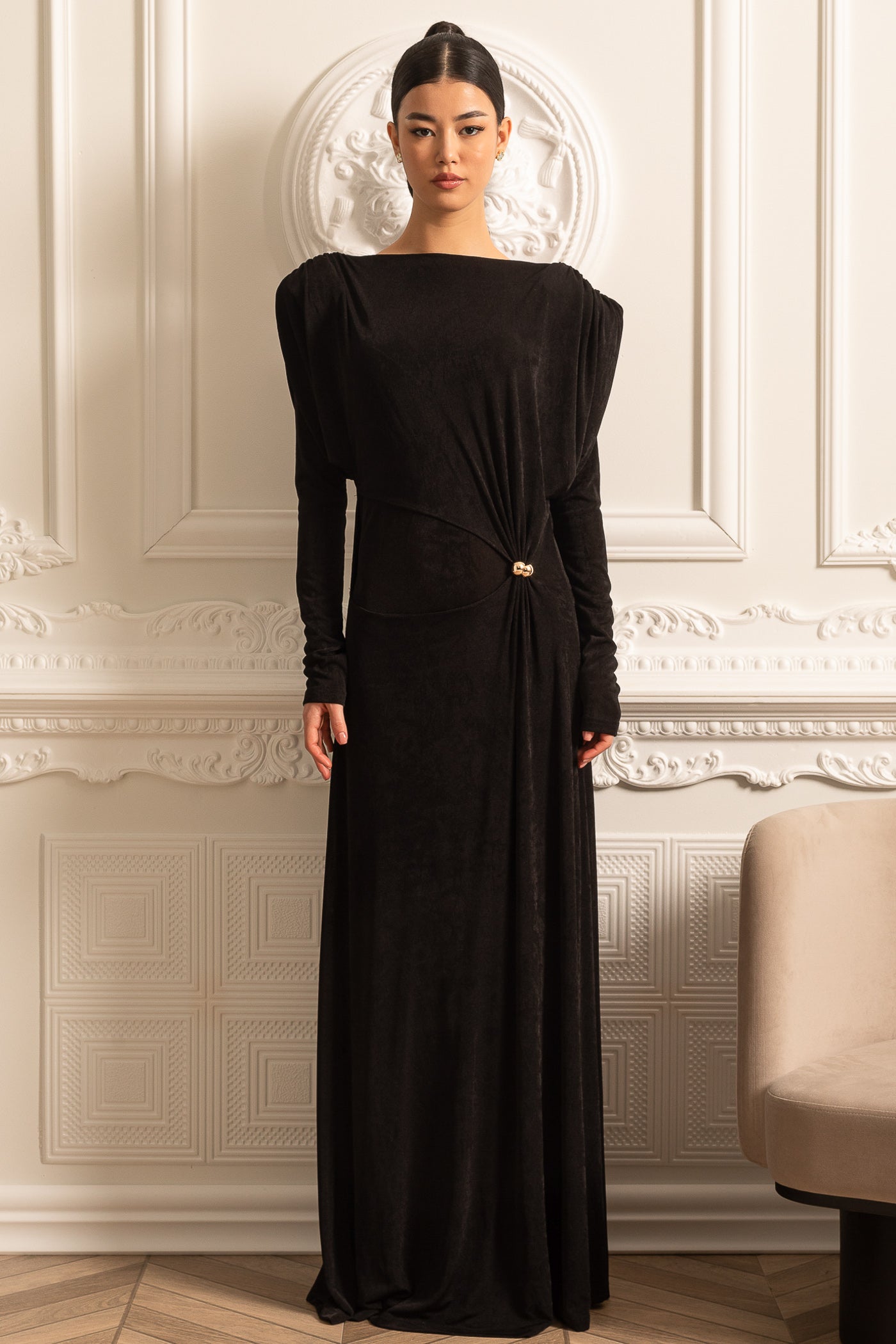 Robe longue élégante à manches longues avec épaules structurées et superposition - Noir