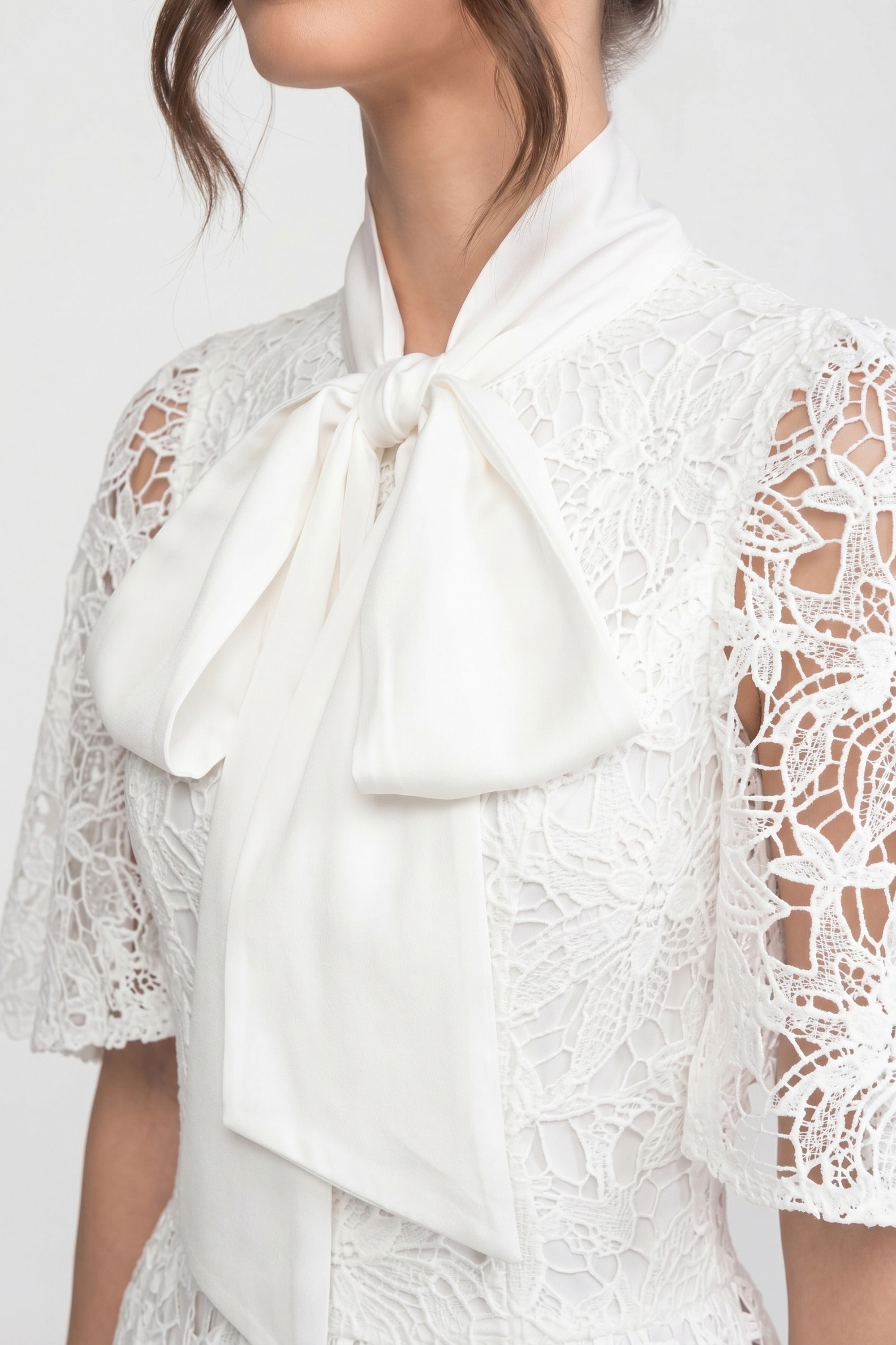 Robe longue en dentelle florale à manches courtes avec détail nœud 3D - Blanc