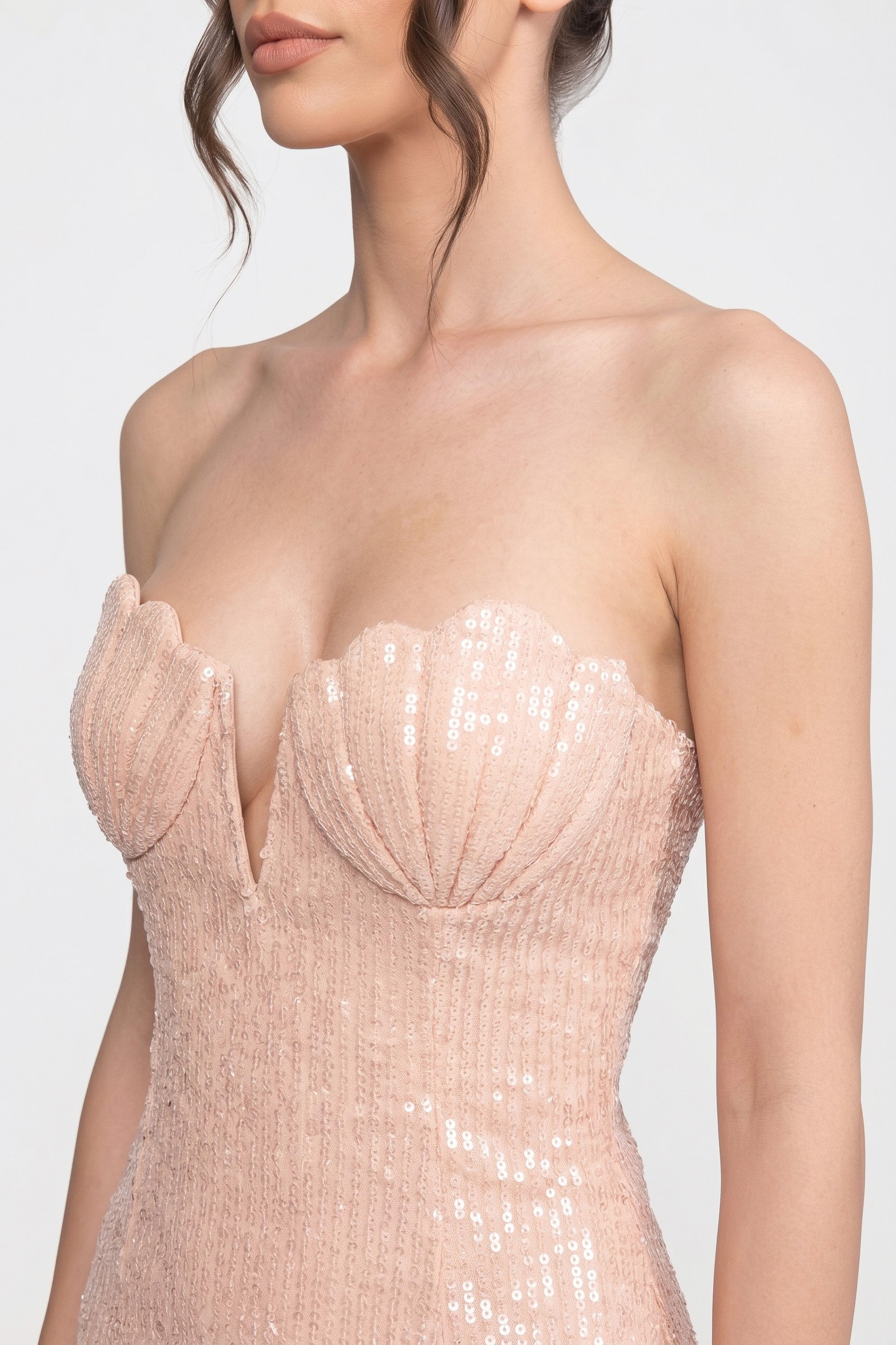 Robe sirène sans bretelles ornée de sequins, avec décolleté cœur et fente au dos - Blush