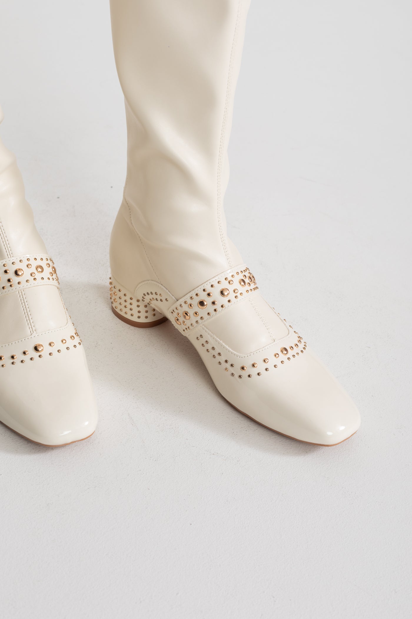 Bottes montantes cloutées avec détail de bride en perles – Ivoire