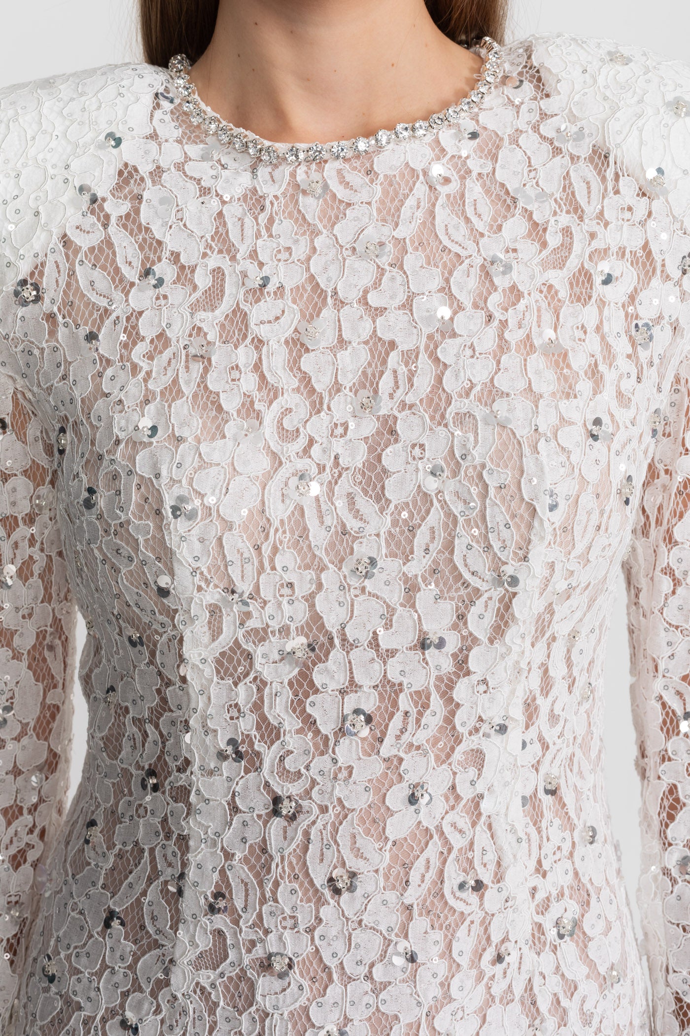 Robe Mini en Dentelle à Sequins avec Épaules Structurées – Blanc