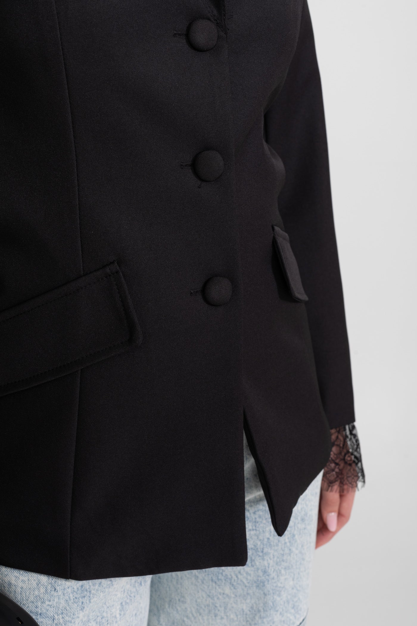 Blazer Ajusté à Bordure en Dentelle avec Fermeture à Boutons Ton sur Ton – Noir