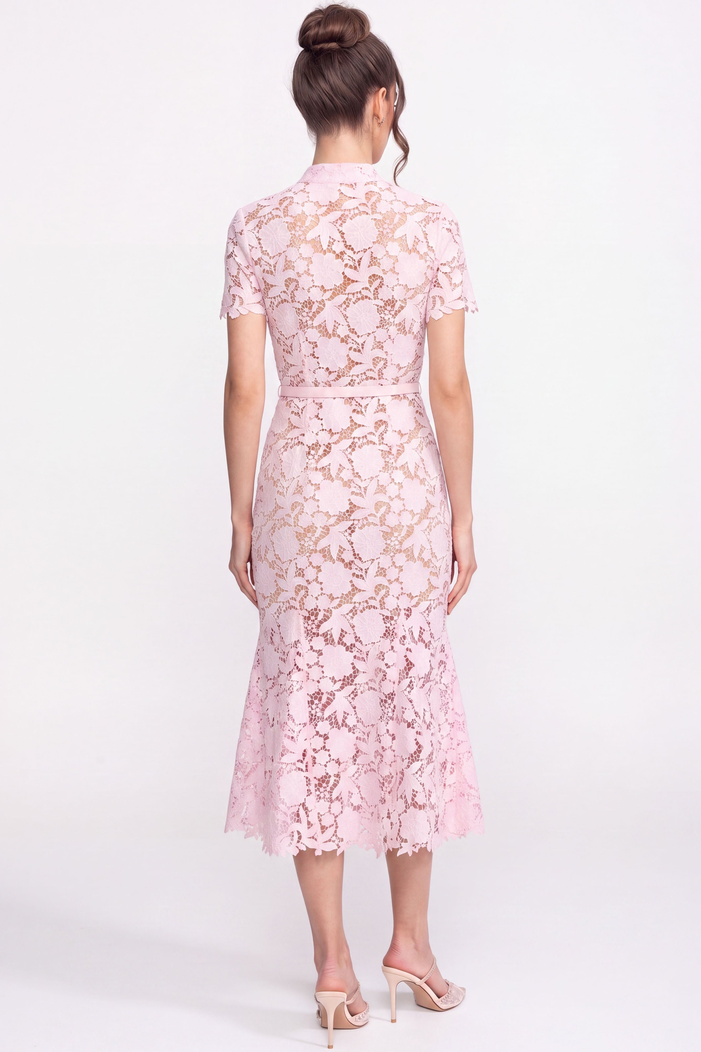Robe midi en dentelle à manches courtes avec col chemise et taille ceinturée - Rose