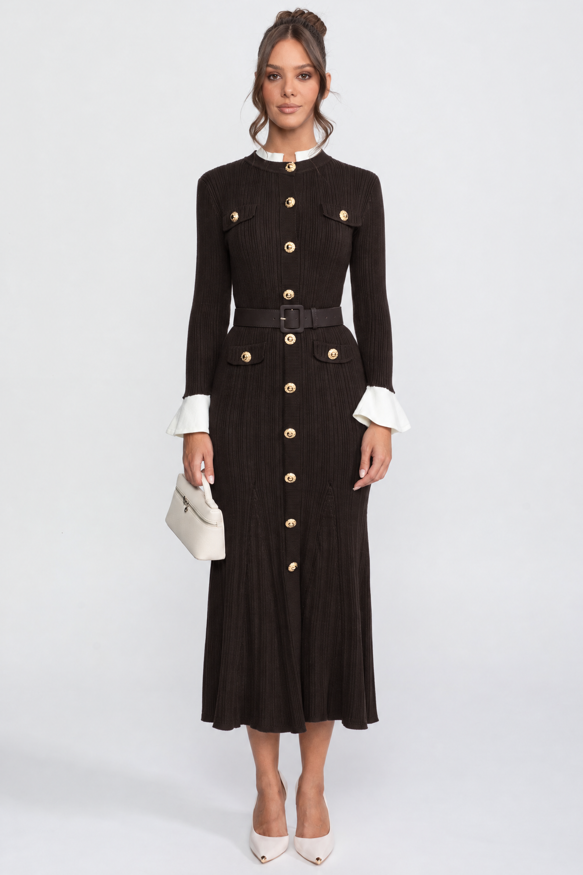 Robe midi en maille côtelée ceinturée avec poignets et col blancs - marron