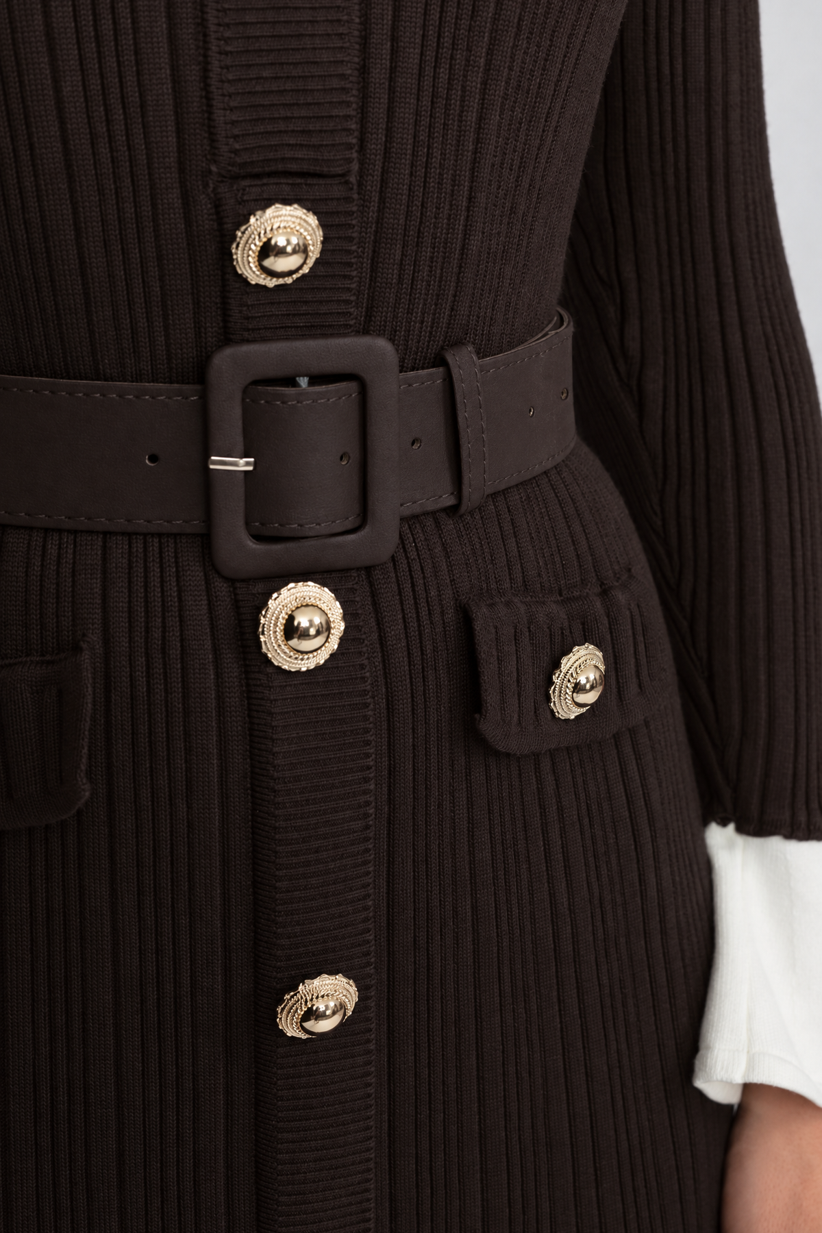 Robe midi en maille côtelée ceinturée avec poignets et col blancs - marron