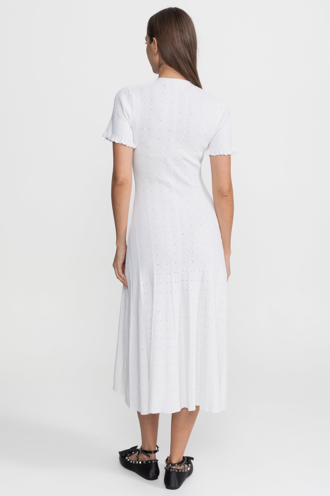 Robe midi en maille boutonnée à l'avant avec manches festonnées – Blanc