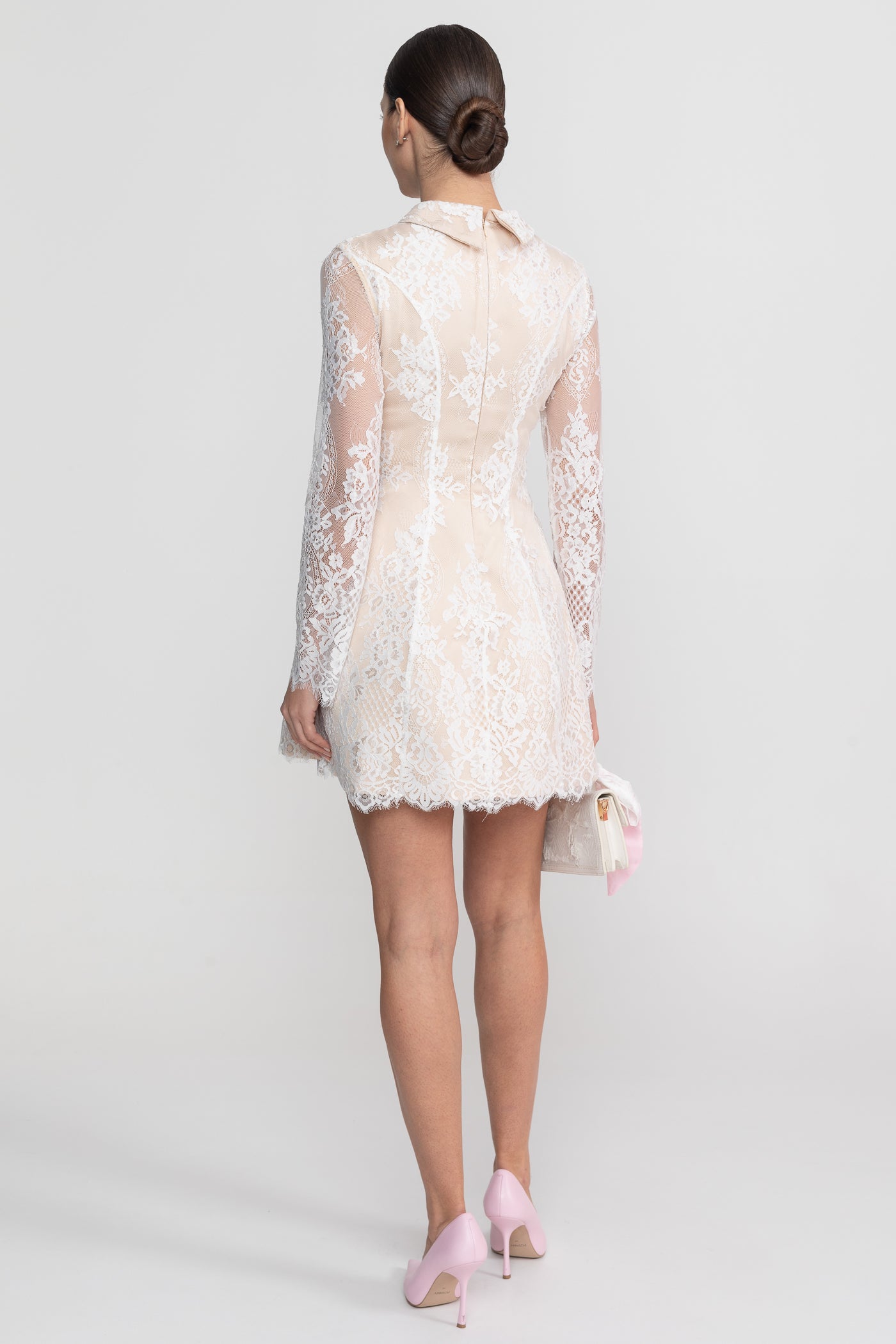 Robe courte en dentelle à manches longues avec col chemise et superposition transparente - Ivoire